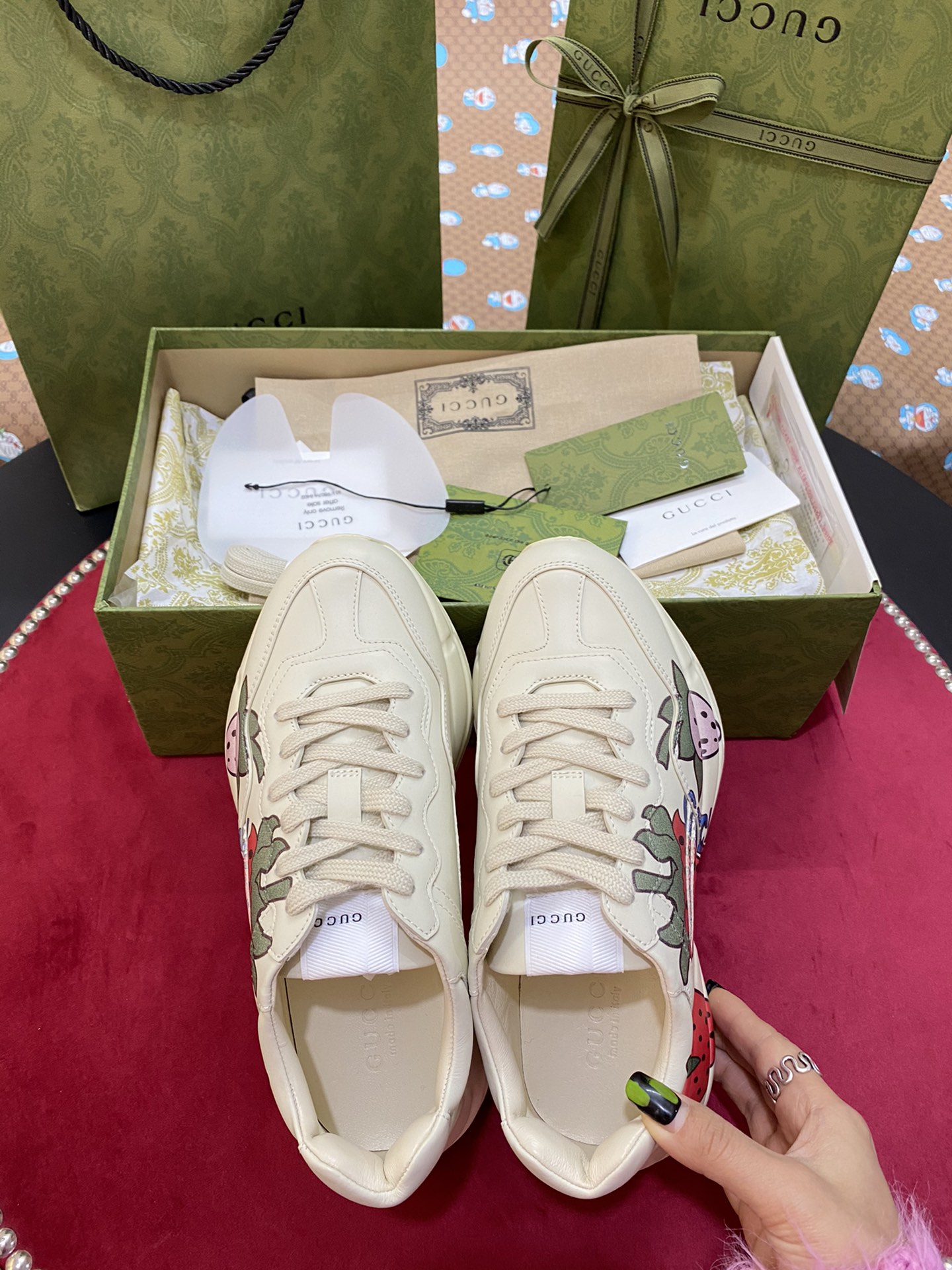 [TOP] GUCCI RHYTON WITH Strawberry PRINT SNEAKER