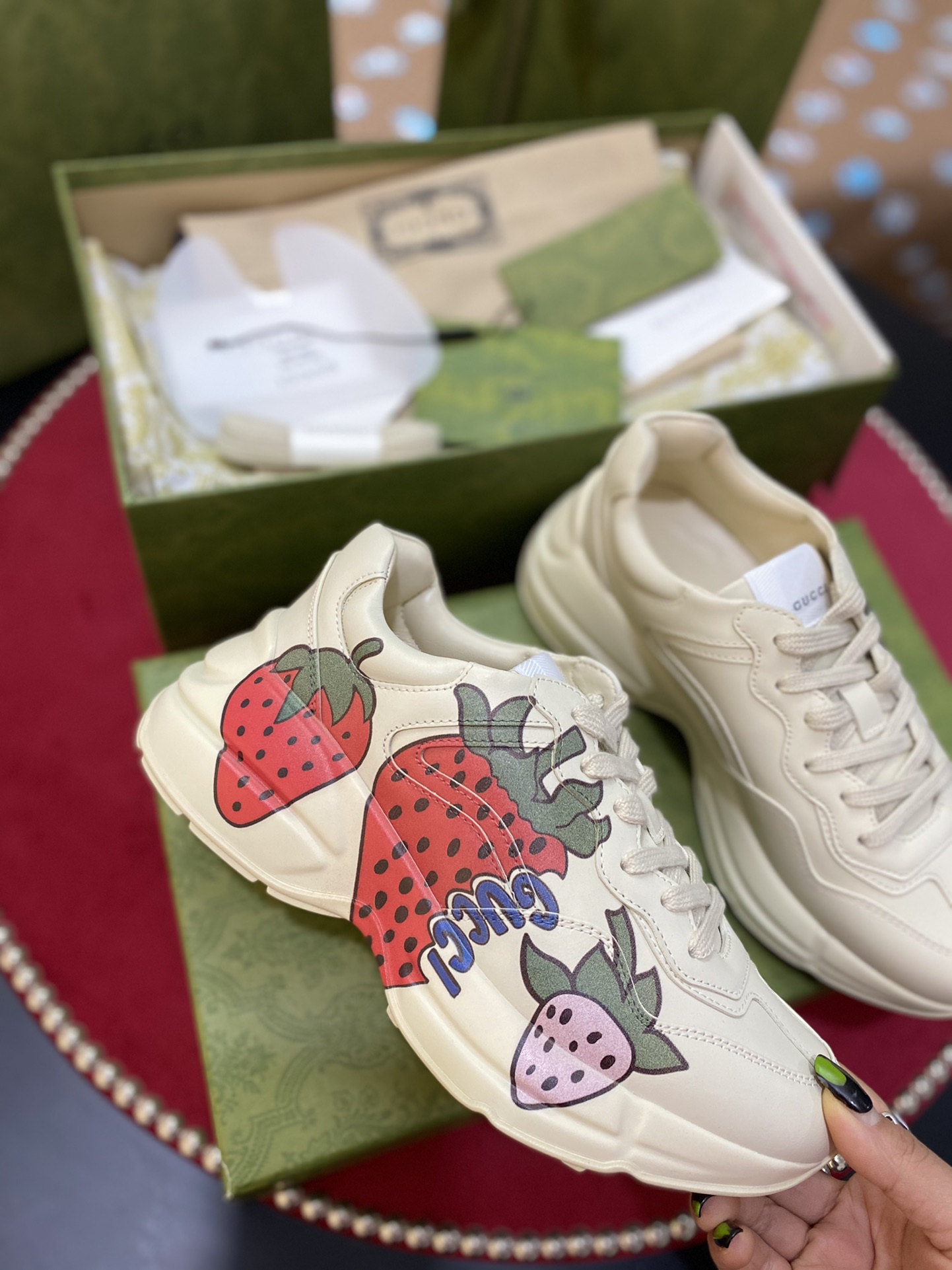 [TOP] GUCCI RHYTON WITH Strawberry PRINT SNEAKER