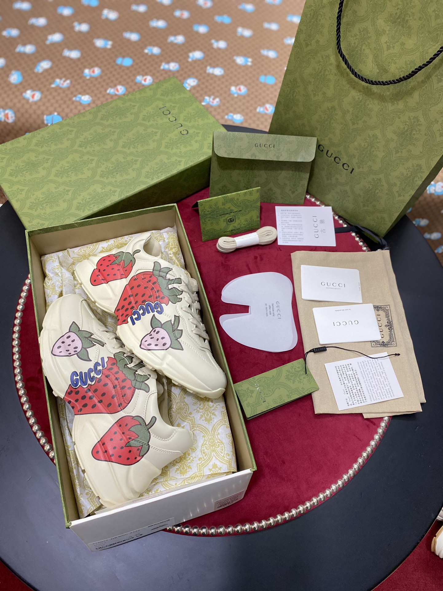 [TOP] GUCCI RHYTON WITH Strawberry PRINT SNEAKER