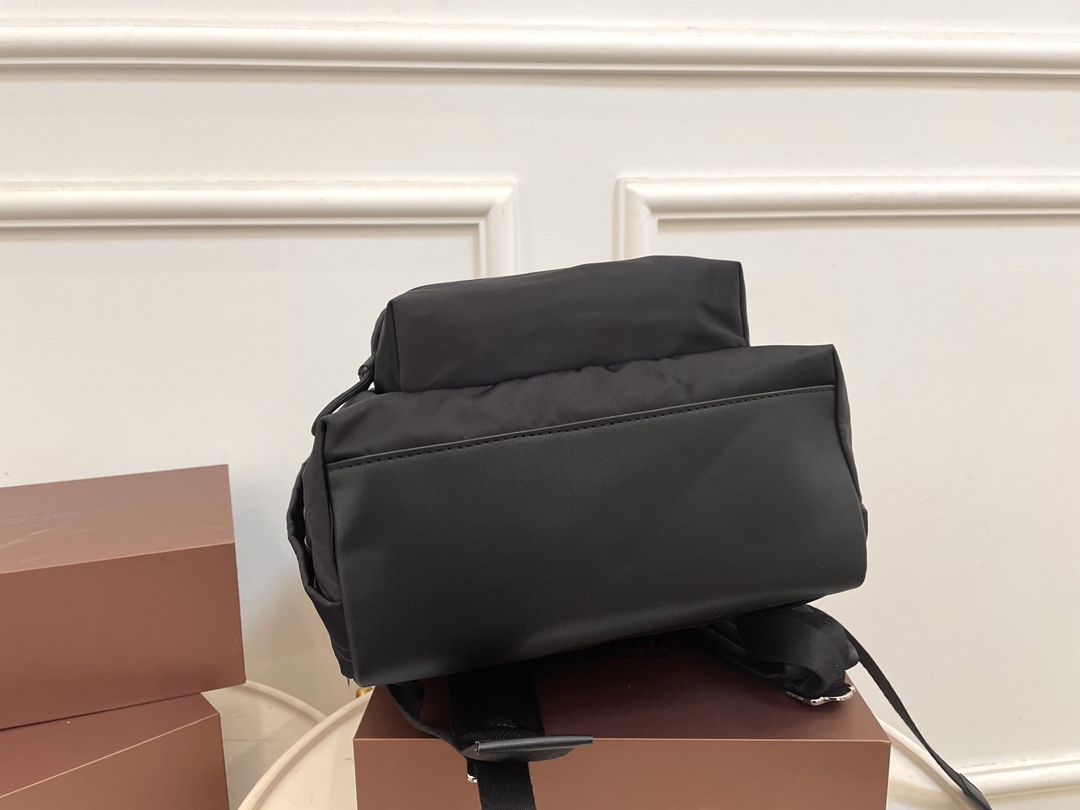 [TOP] BURBERRY Men's Backpack - Black