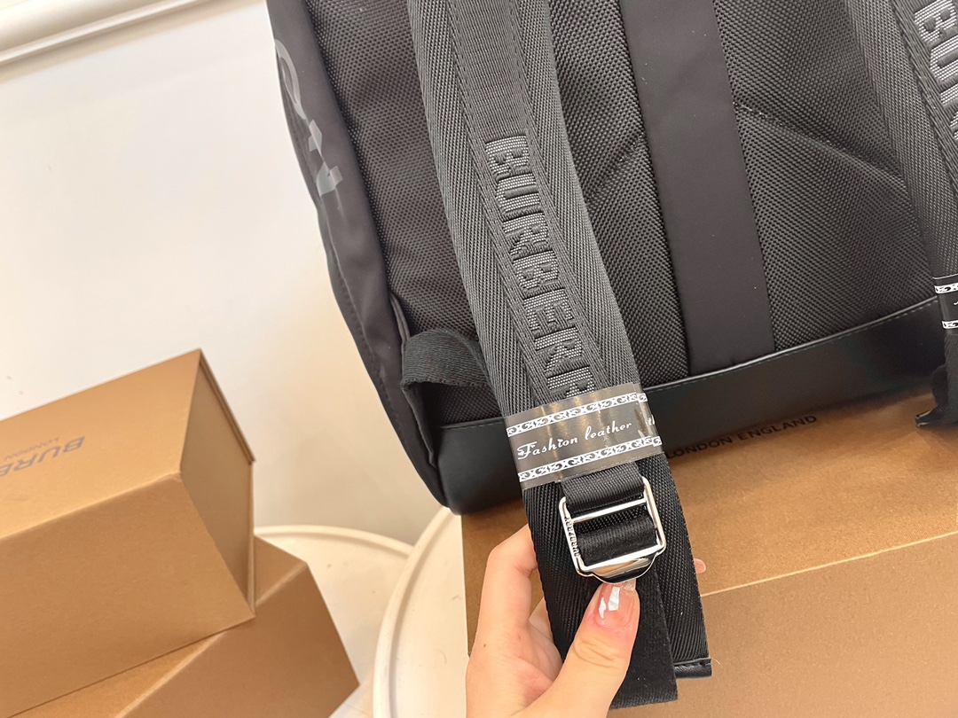 [TOP] BURBERRY Men's Backpack - 2 Color