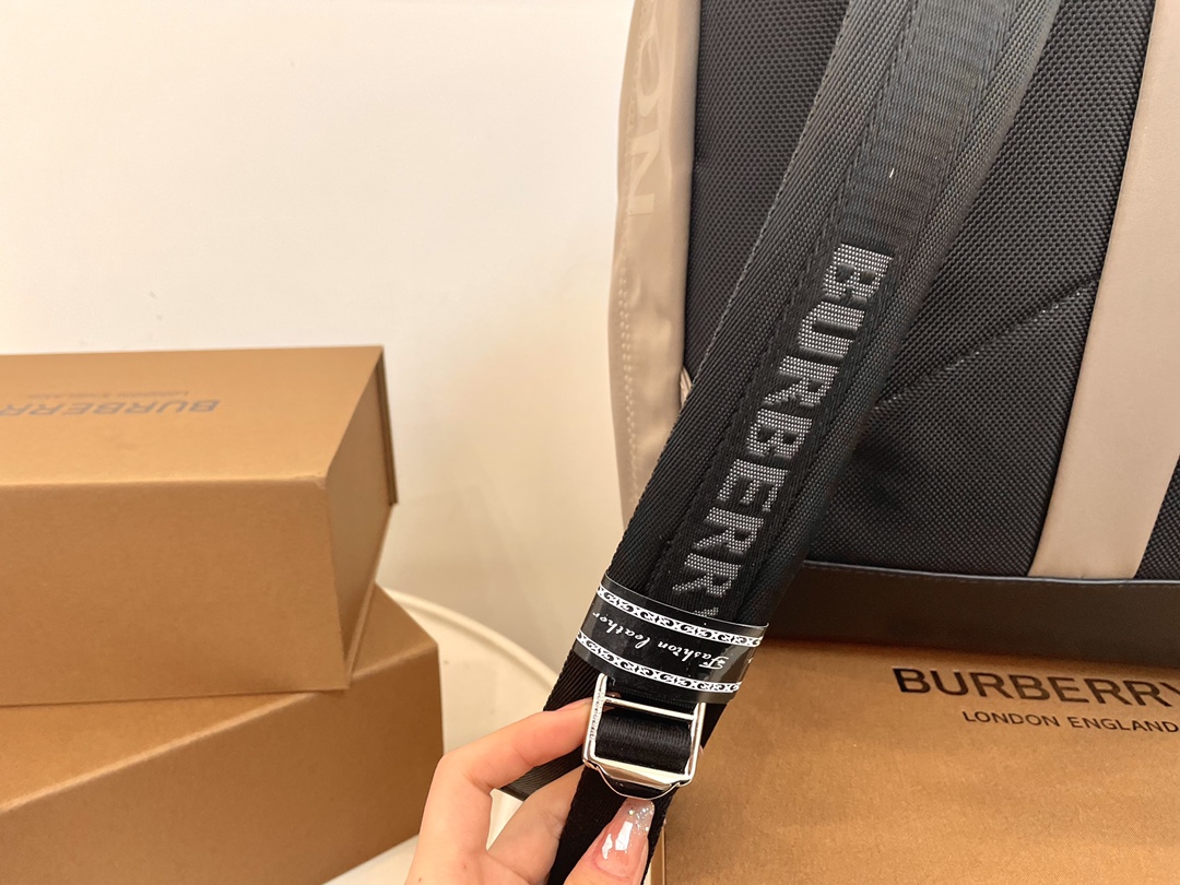 [TOP] BURBERRY Men's Backpack - 2 Color