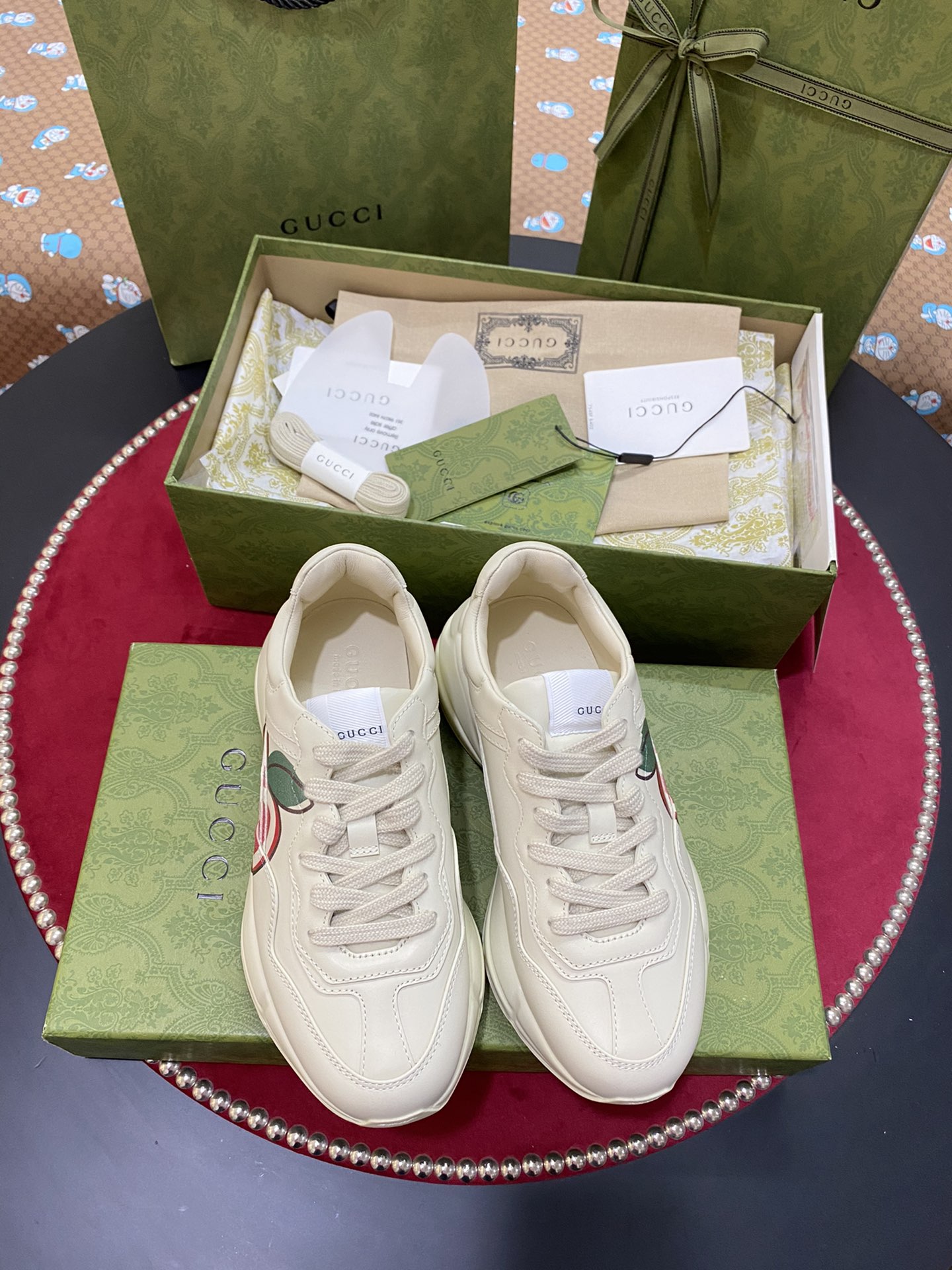 [TOP] GUCCI RHYTON WITH APPLE PRINT SNEAKER