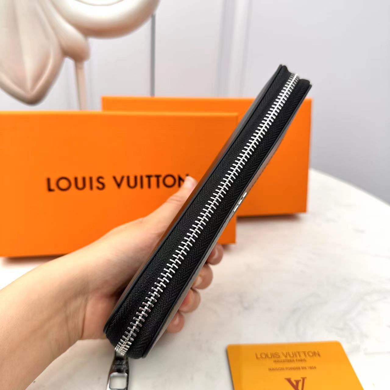 [TOP] Louis Vuitton LV LV Cowhide Wallet - Black