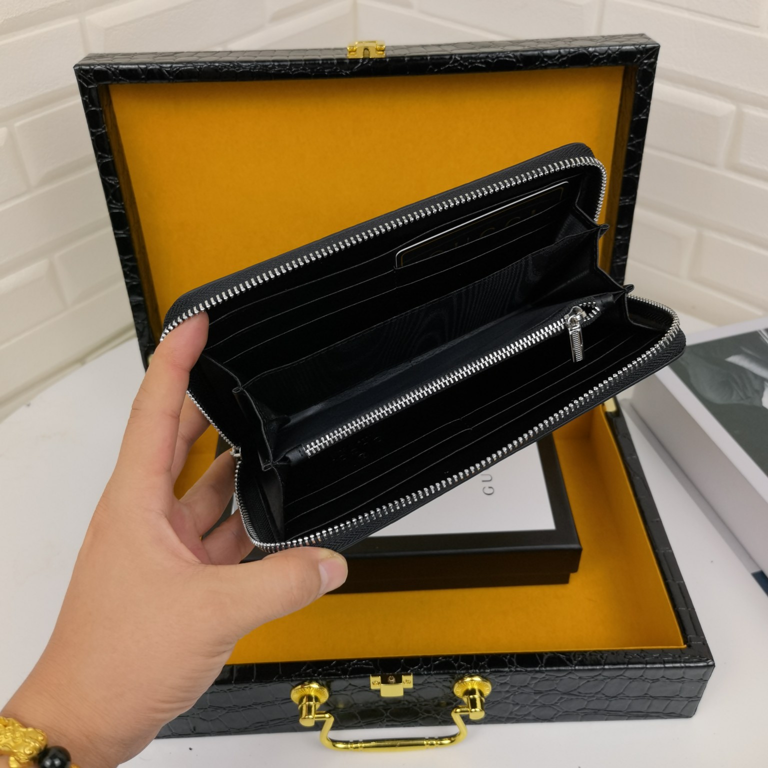 [TOP] GUCCI  Men's Wallet - Black
