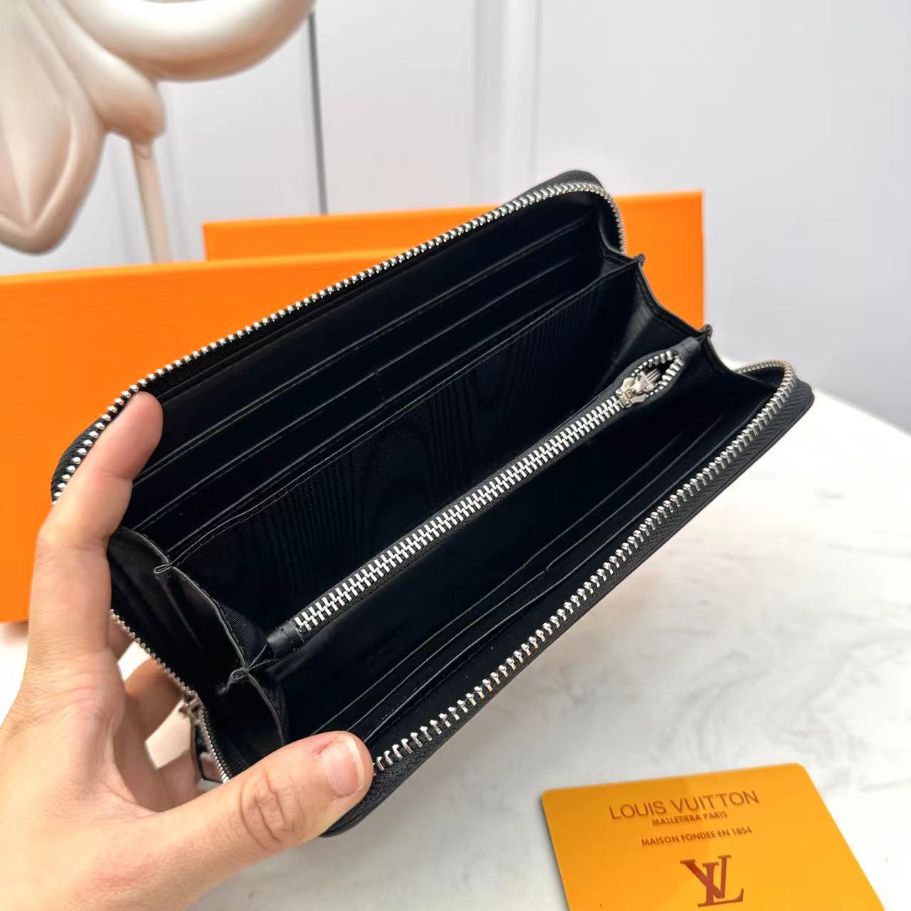 [TOP] Louis Vuitton LV LV Cowhide Wallet - Black