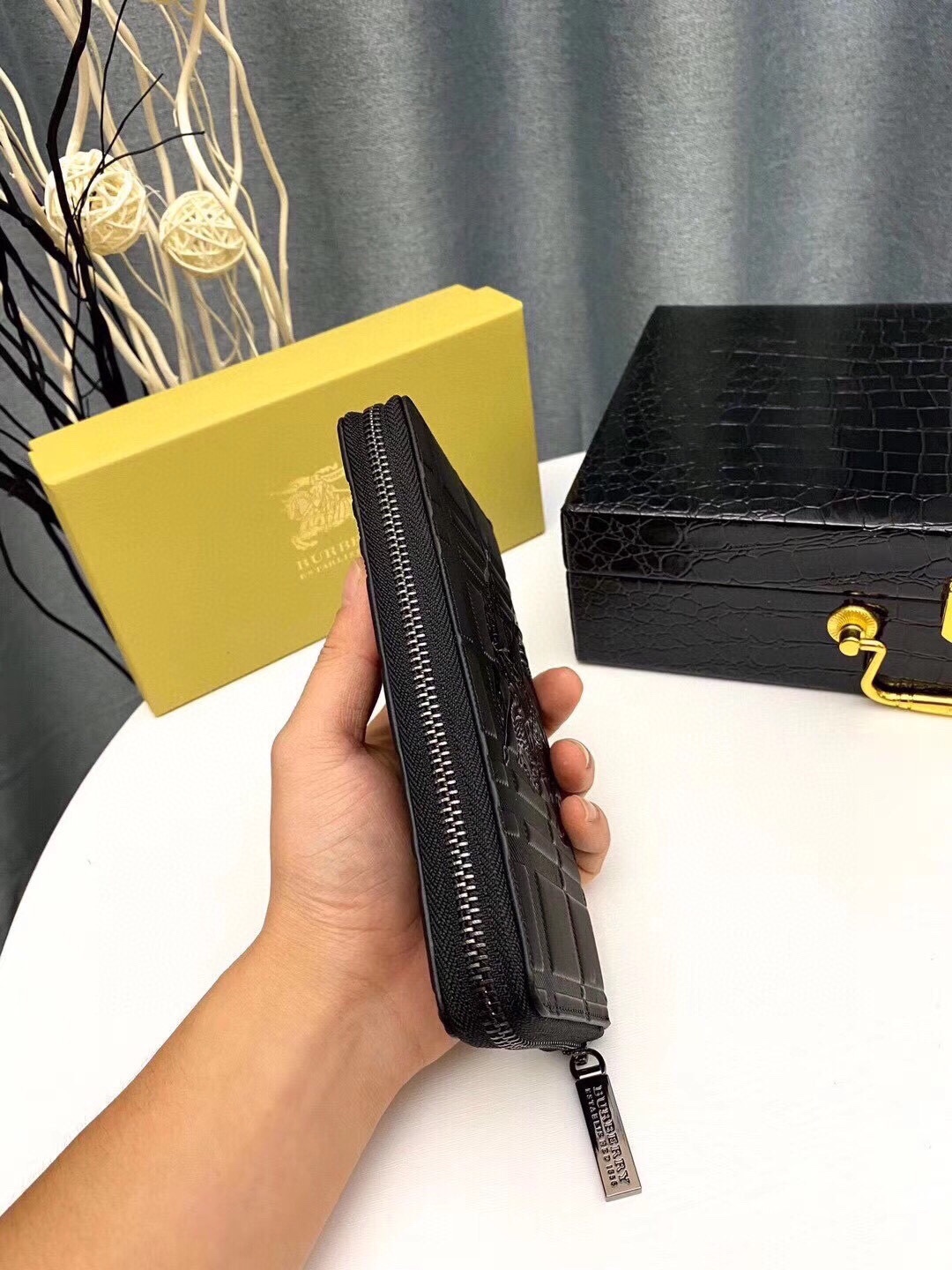 [TOP] BURBERRY Men's Leather Wallet - Black