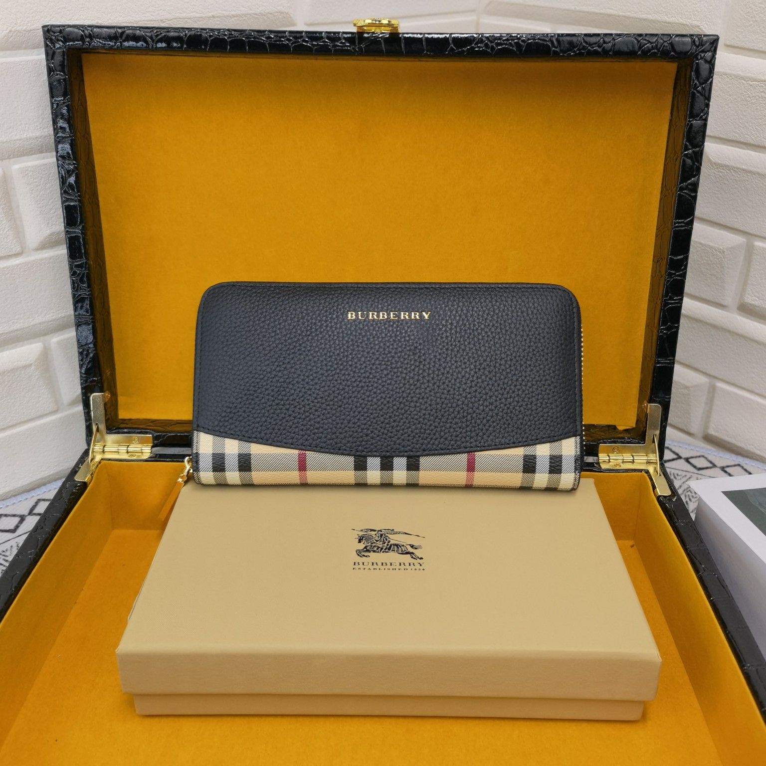 [TOP] BURBERRY Men's Leather Wallet - Brown