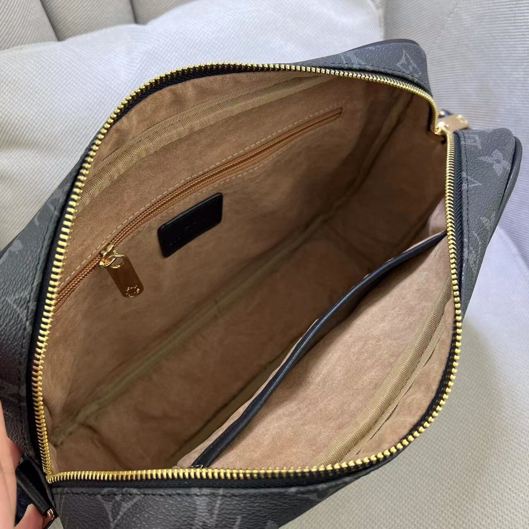 [TOP] Louis Vuitton LV  Men's Cross Body Bags  - 2 Color