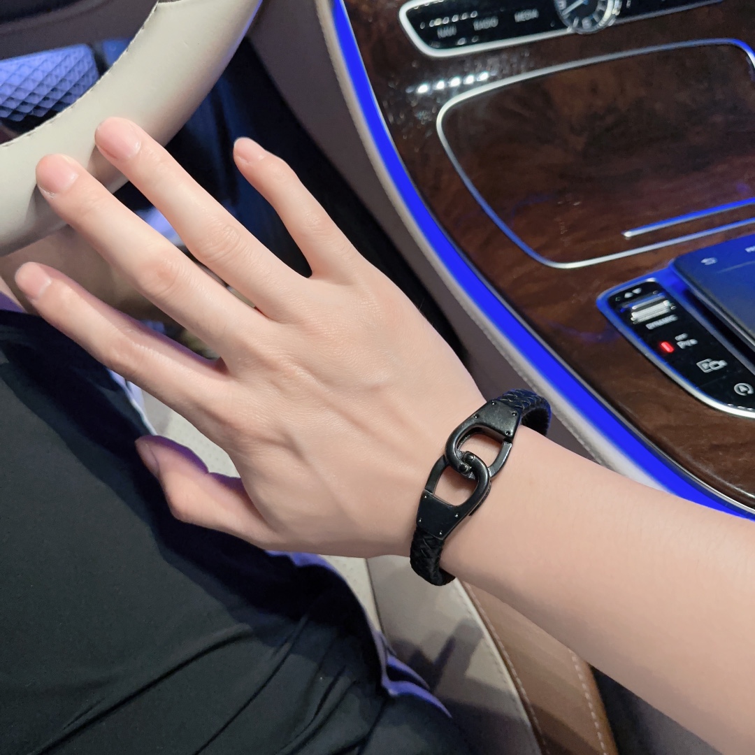 [TOP] Louis Vuitton LV Cowhide Bracelet - Black