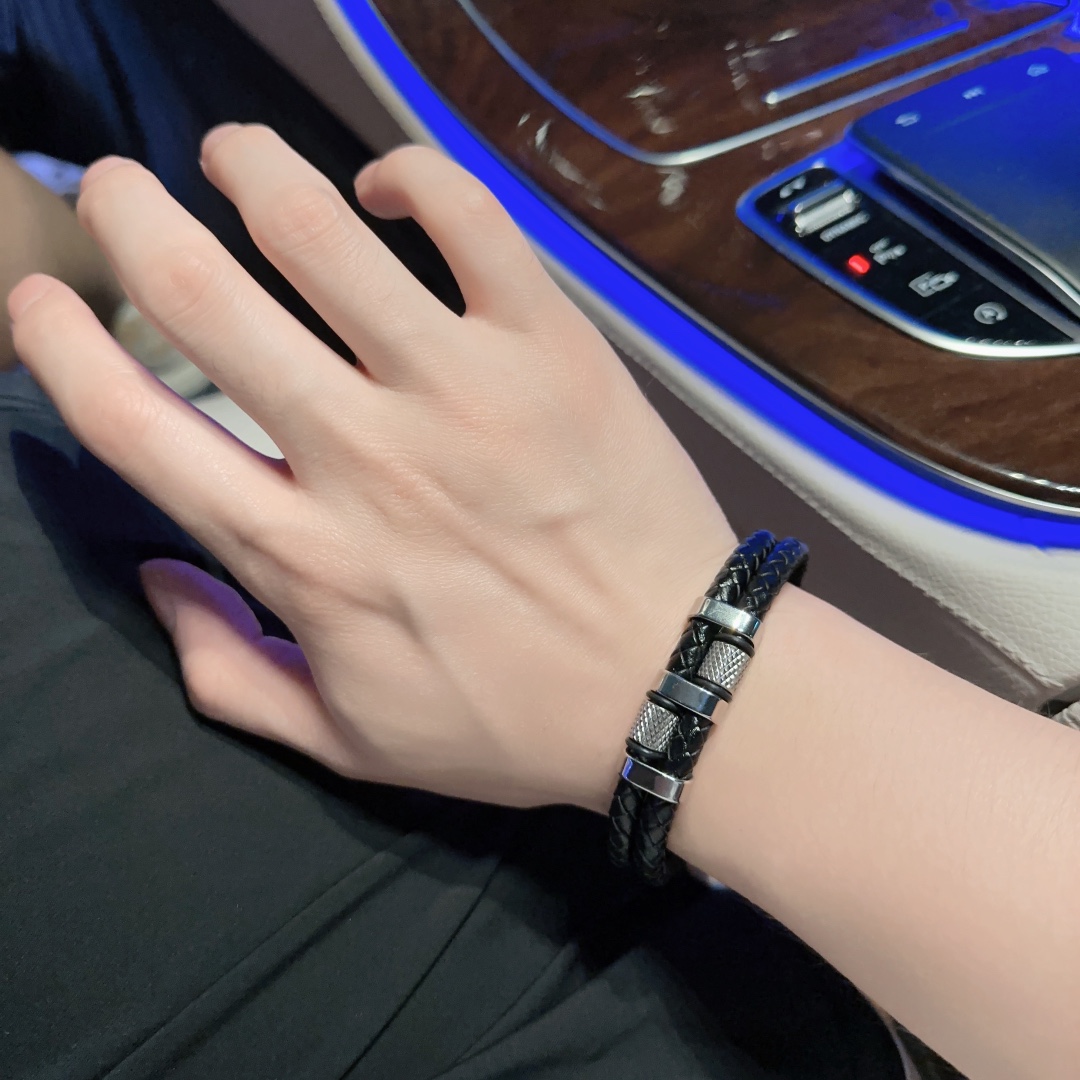 [TOP] Louis Vuitton LV Cowhide Bracelet - Black