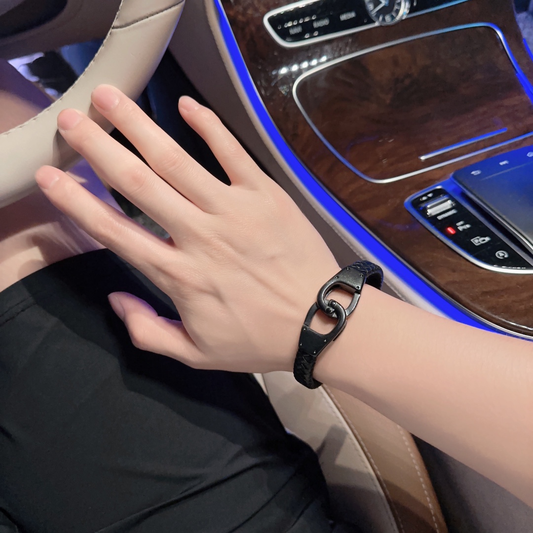 [TOP] Louis Vuitton LV Cowhide Bracelet - Black