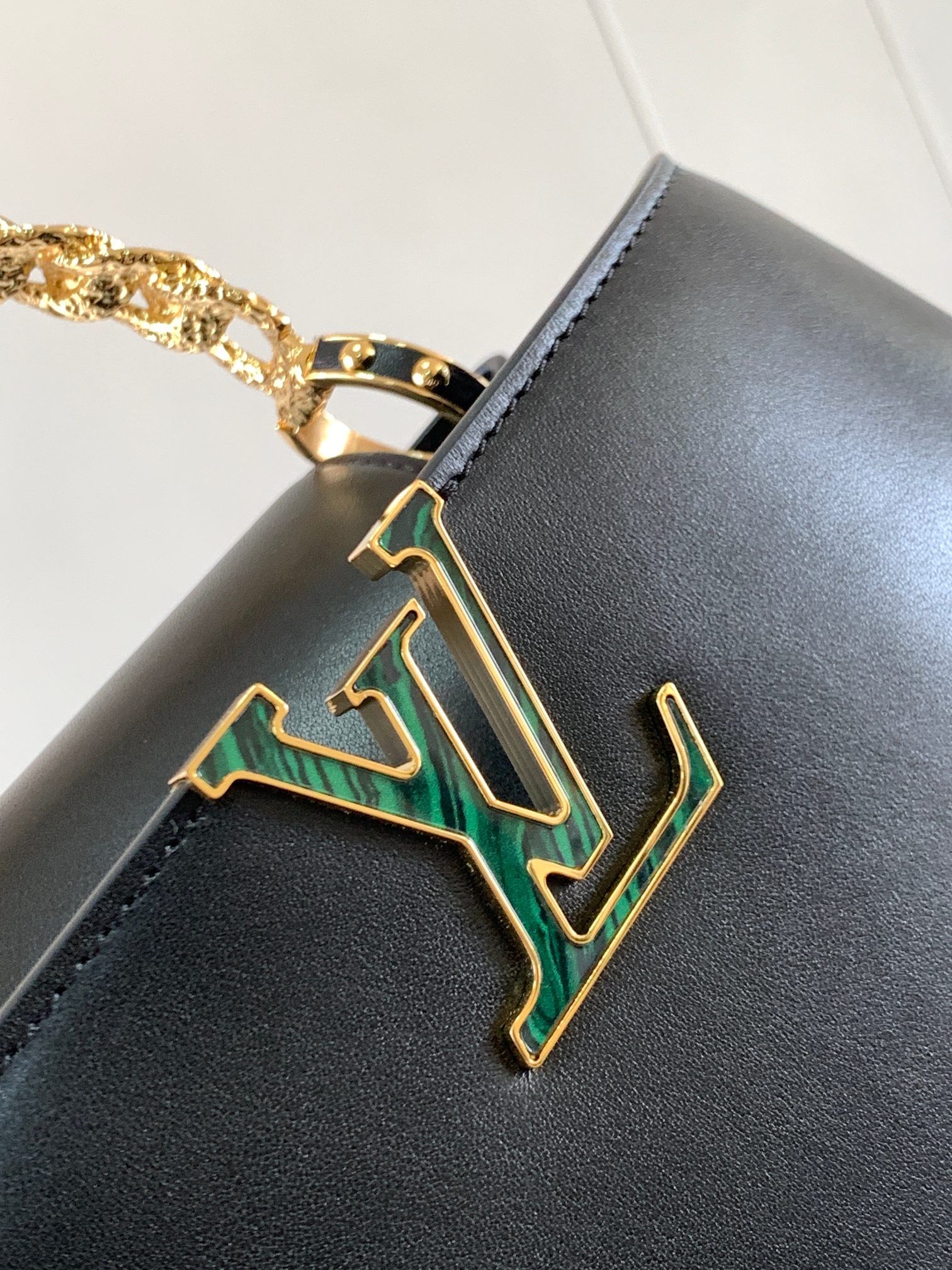 [TOP] Louis Vuitton LV Capucines Bag 27 *18 *9cm - Black with Green Shell Buckle
