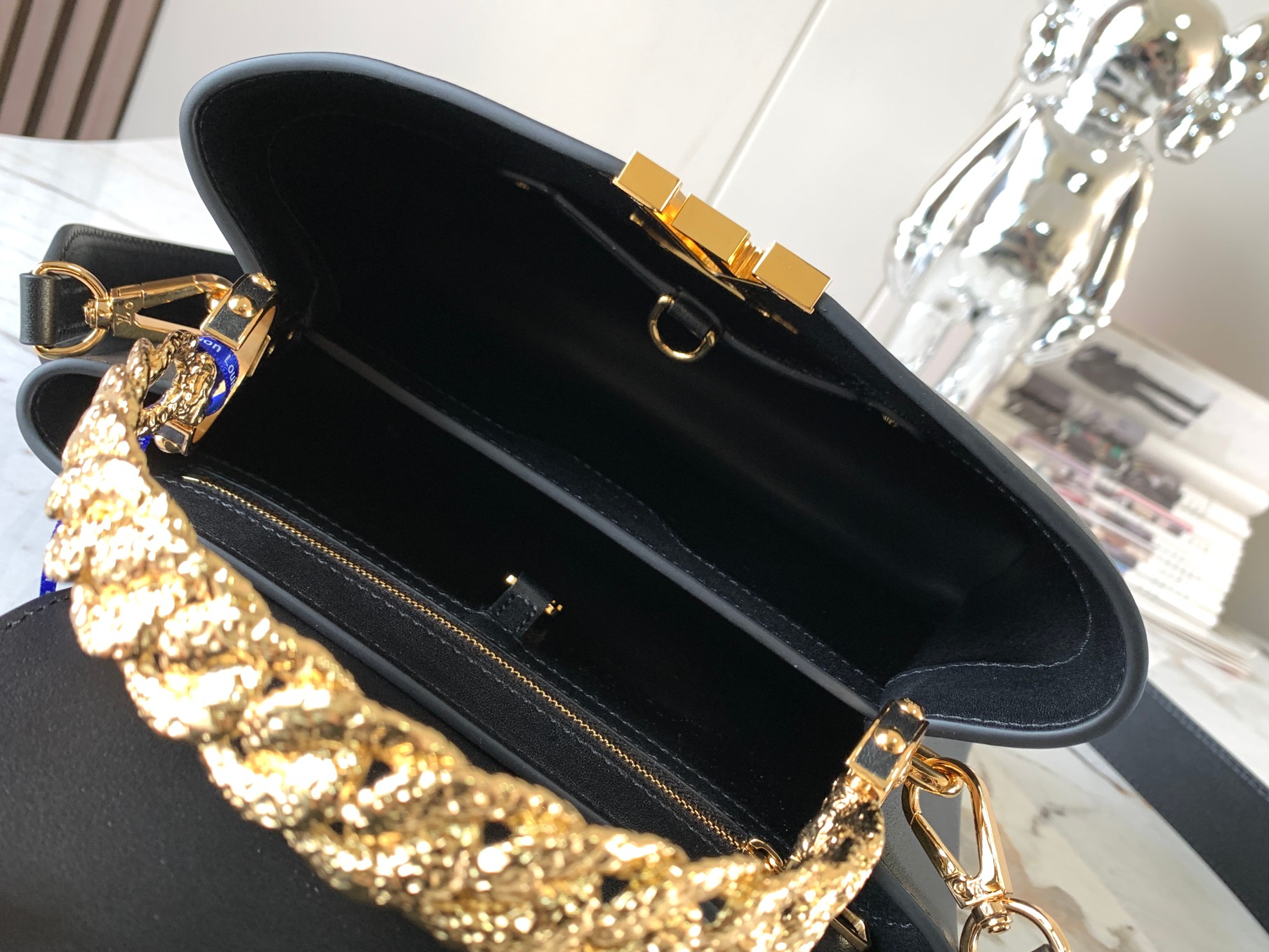 [TOP] Louis Vuitton LV Capucines Bag 27 *18 *9cm - Black with Green Shell Buckle