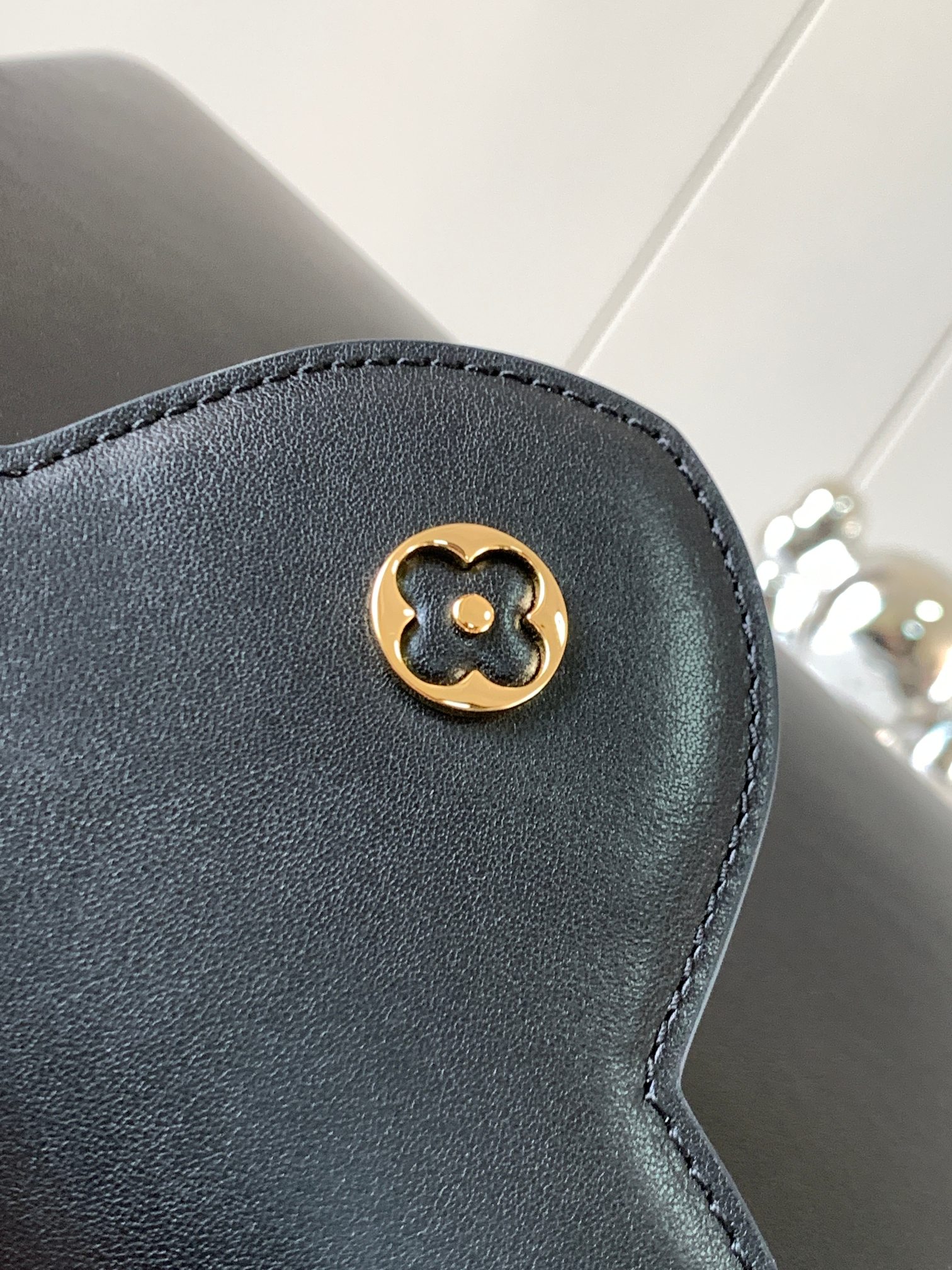 [TOP] Louis Vuitton LV Capucines Bag 27 *18 *9cm - Black with Green Shell Buckle