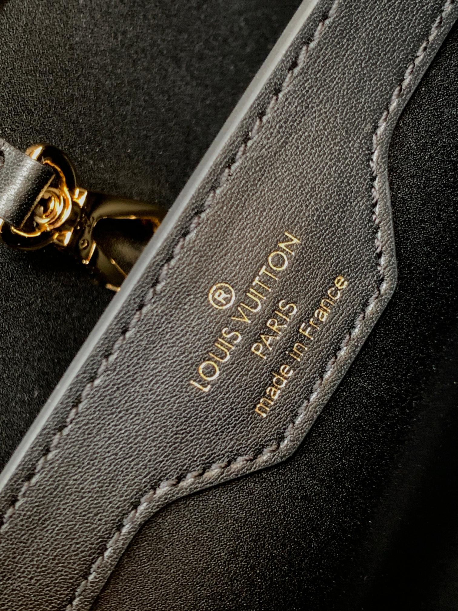 [TOP] Louis Vuitton LV Capucines Bag 27 *18 *9cm - Black with Green Shell Buckle