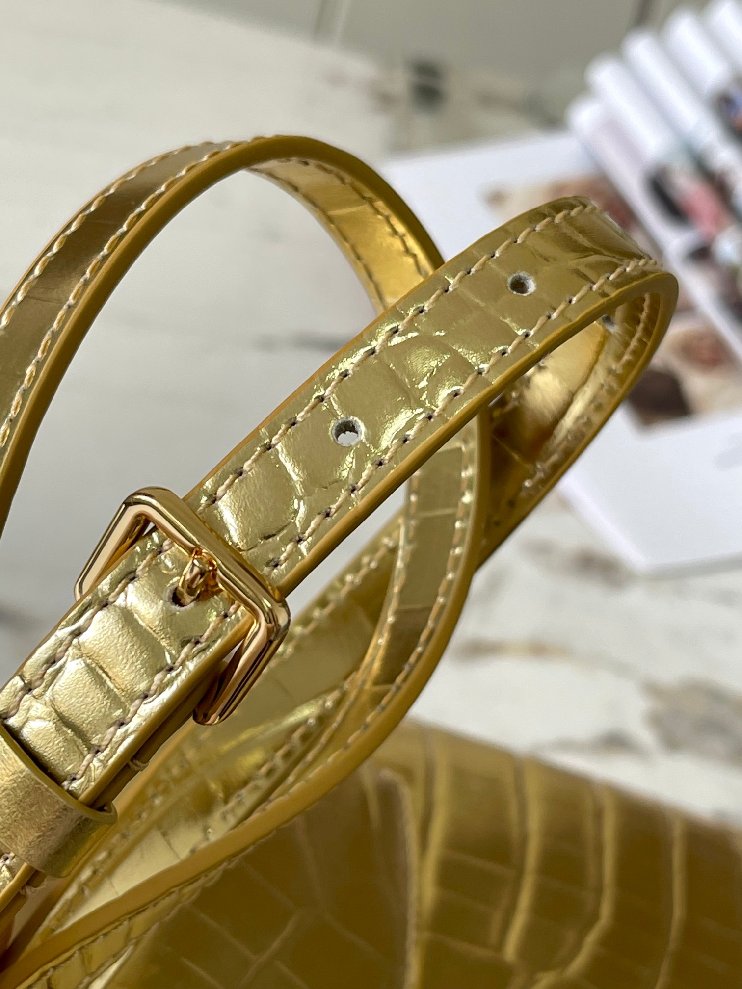 [TOP] Louis Vuitton LV Capucines Bag - Gold glossy with crocodile buckle