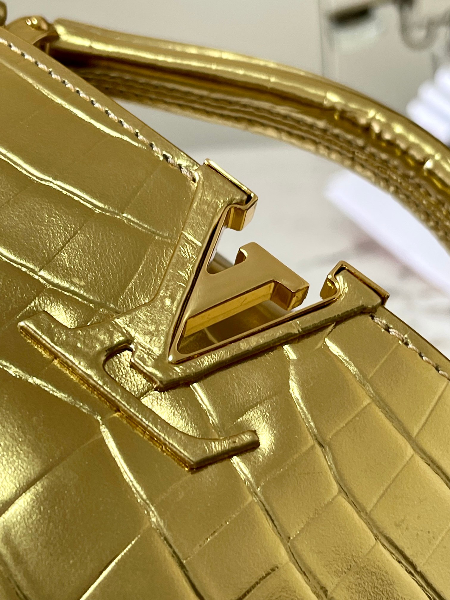 [TOP] Louis Vuitton LV Capucines Bag - Gold glossy with crocodile buckle