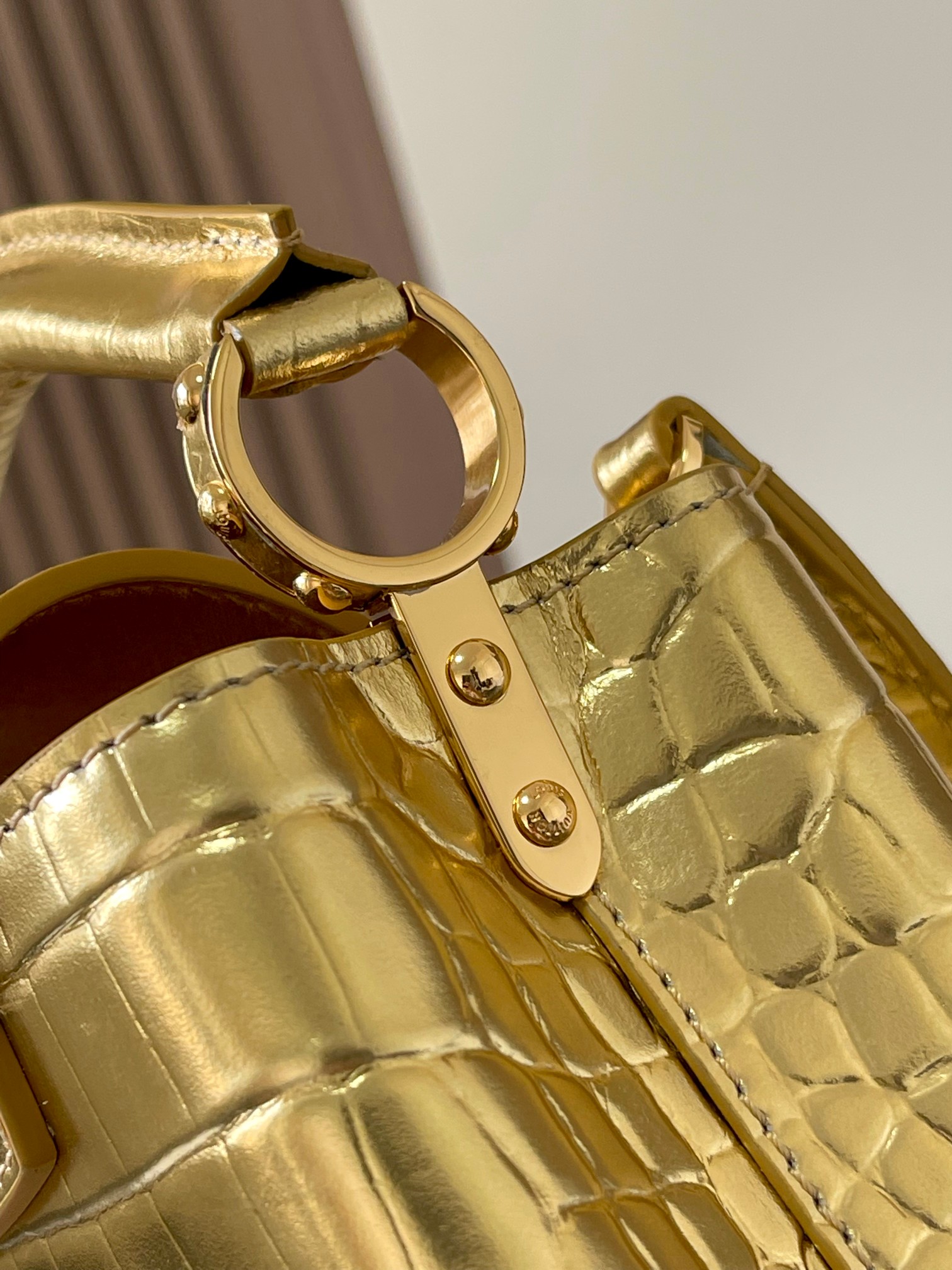 [TOP] Louis Vuitton LV Capucines Bag - Gold glossy with crocodile buckle