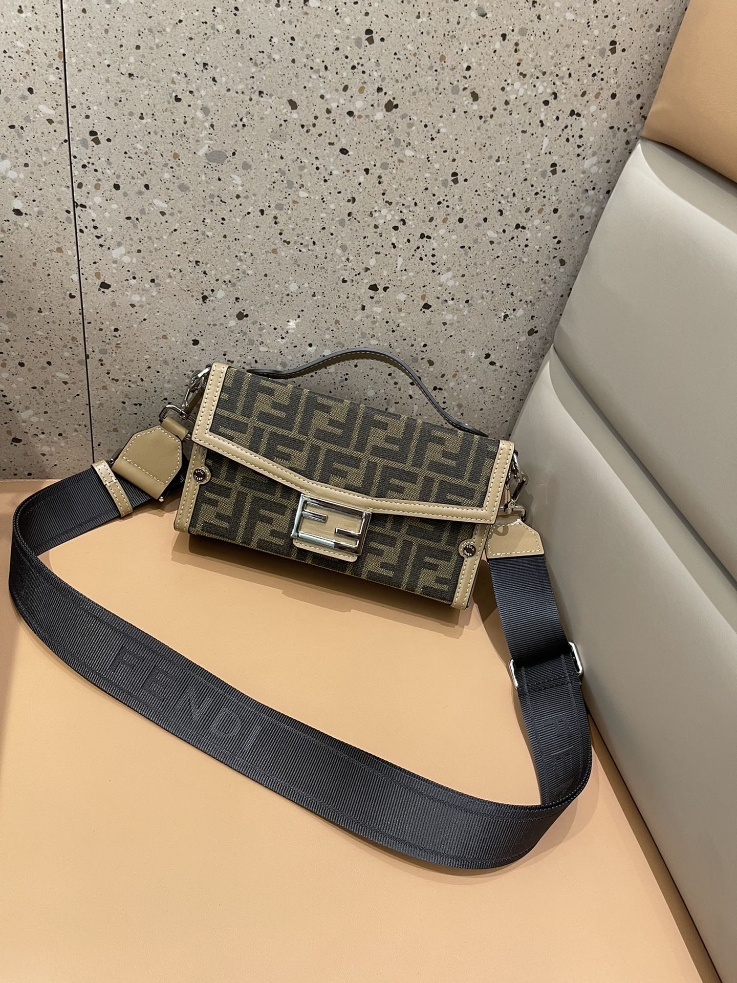 [TOP] FENDI HandBag 22*13*6.5cm