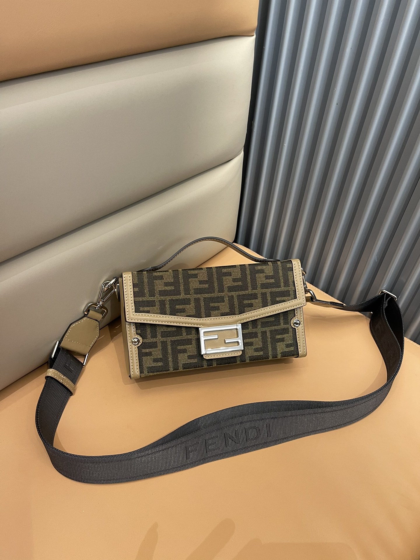 [TOP] FENDI HandBag 22*13*6.5cm