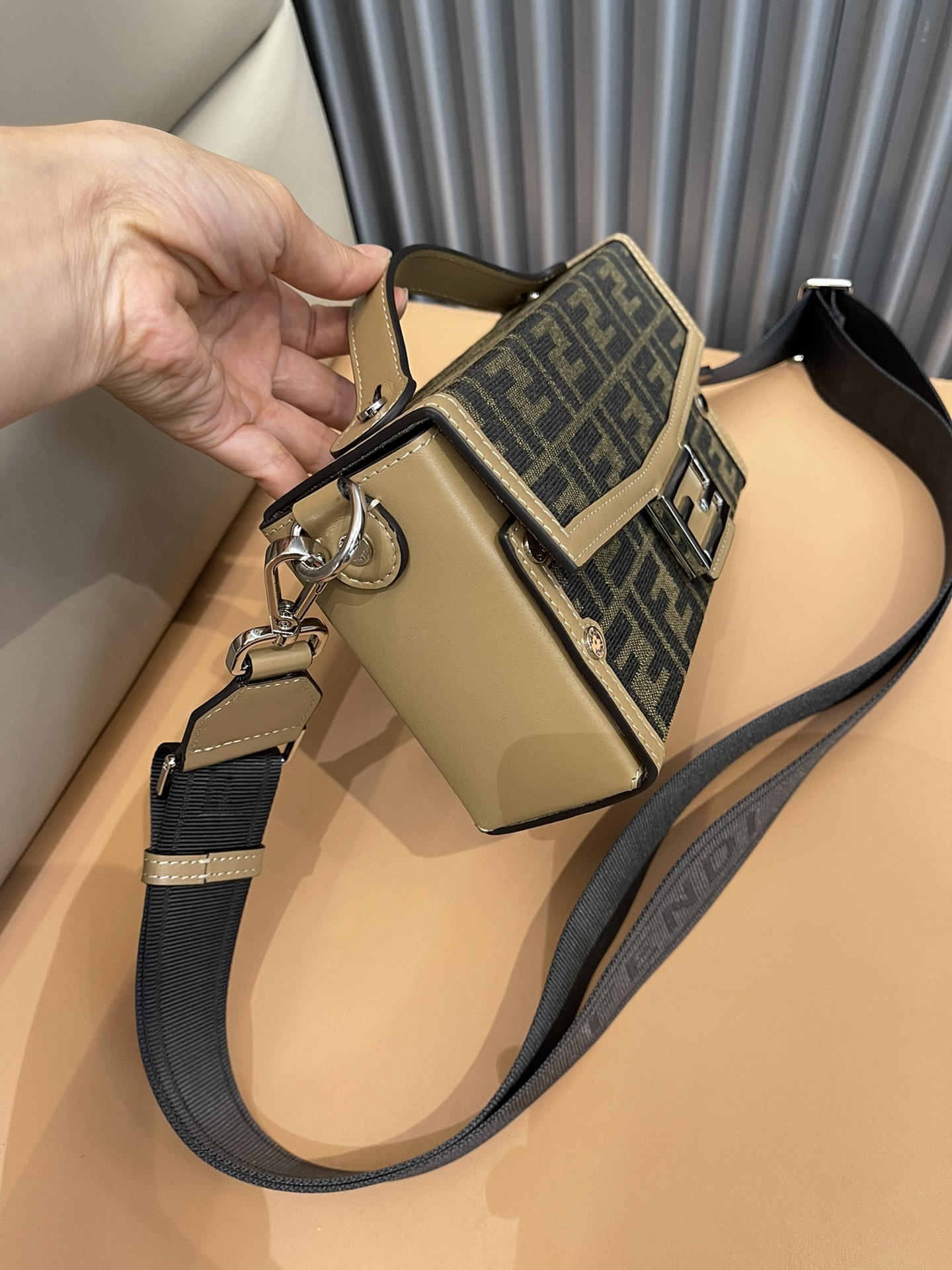 [TOP] FENDI HandBag 22*13*6.5cm
