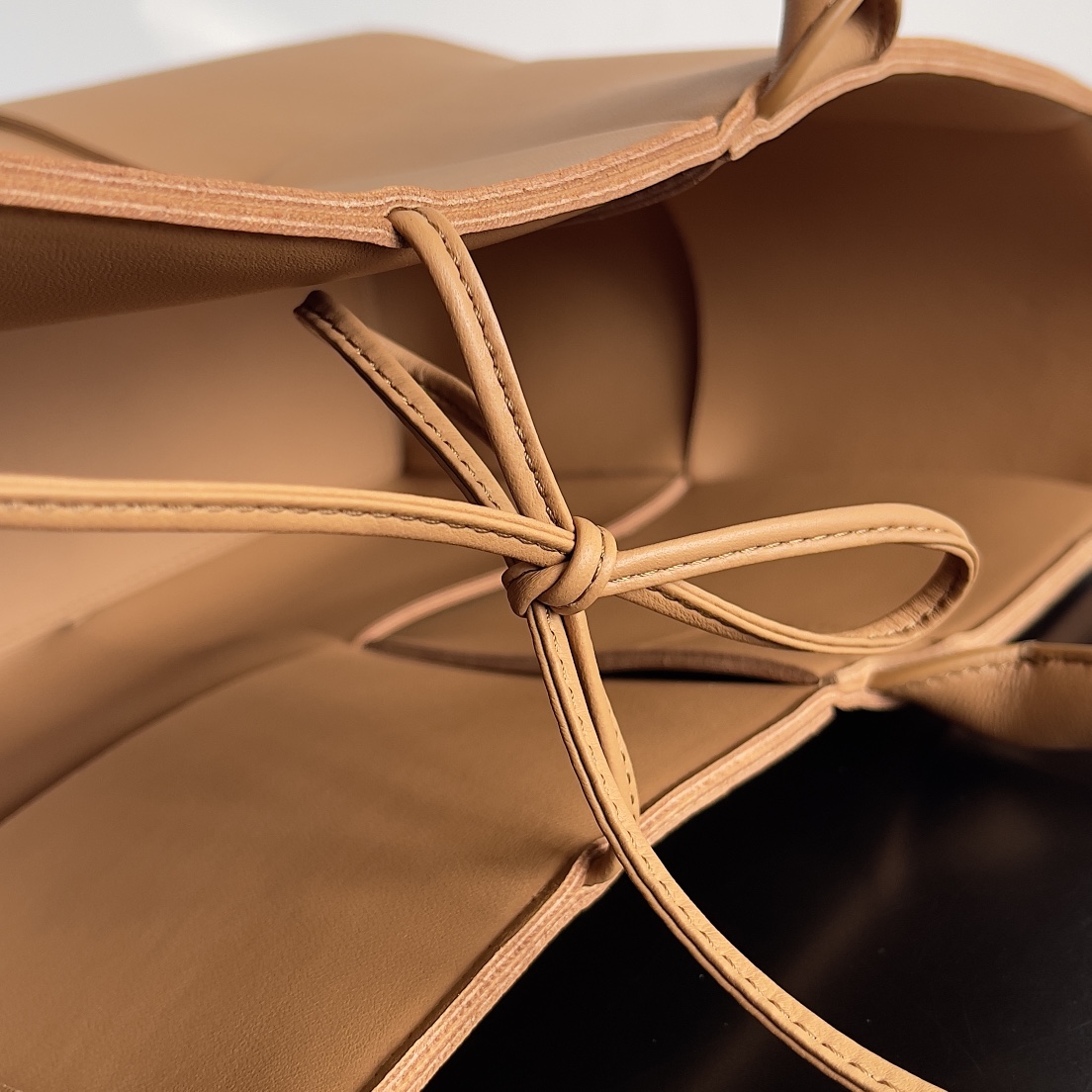 [TOP] Bottega Veneta BV Tote - Brown