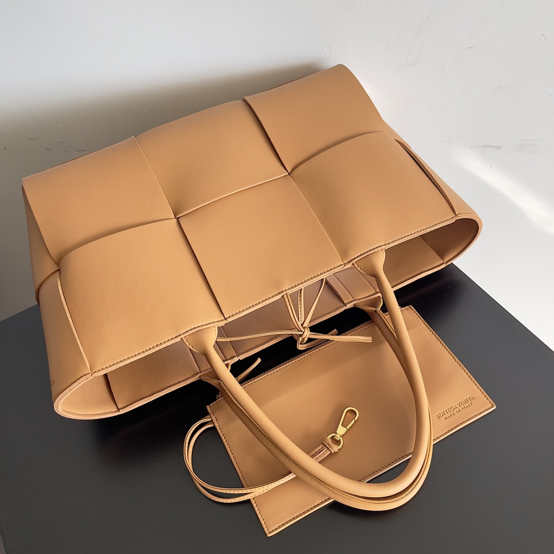 [TOP] Bottega Veneta BV Tote - Brown