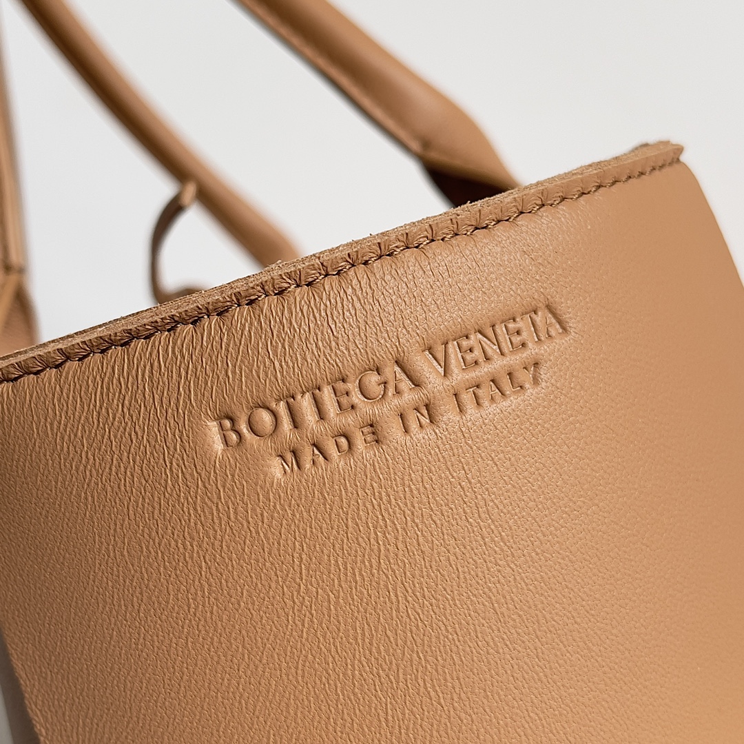 [TOP] Bottega Veneta BV Tote - Brown