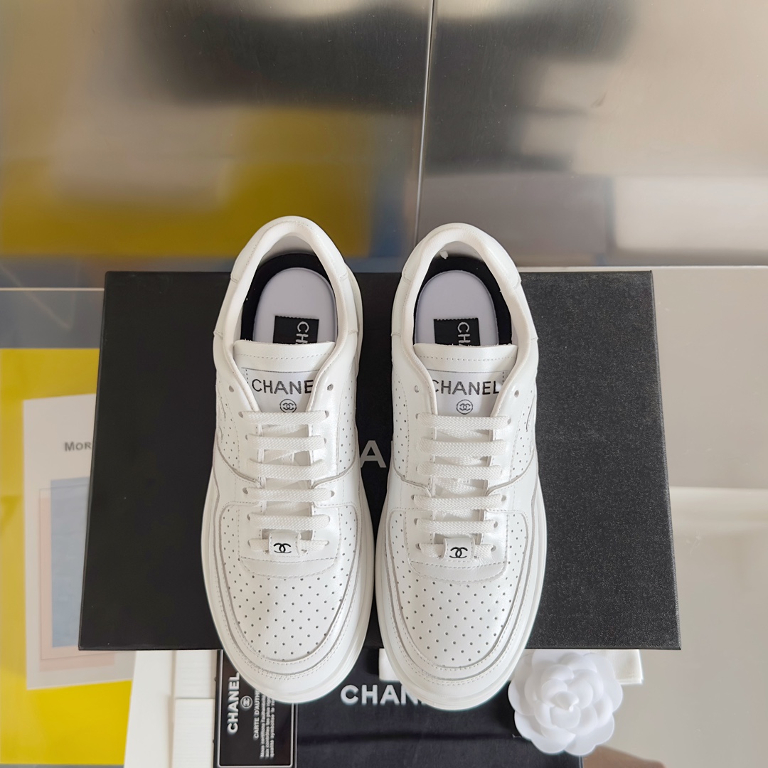 [TOP] CHANEL 23A Sneaker - White