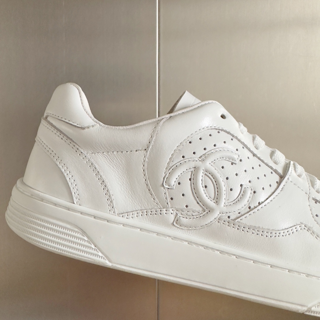 [TOP] CHANEL 23A Sneaker - White