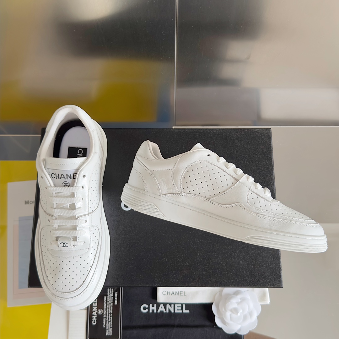 [TOP] CHANEL 23A Sneaker - White