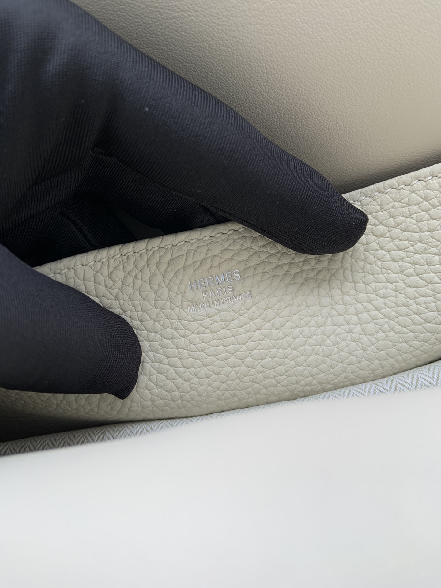 [TOP] HERMES  Clemence Leather Halzan Bag 25cm - White