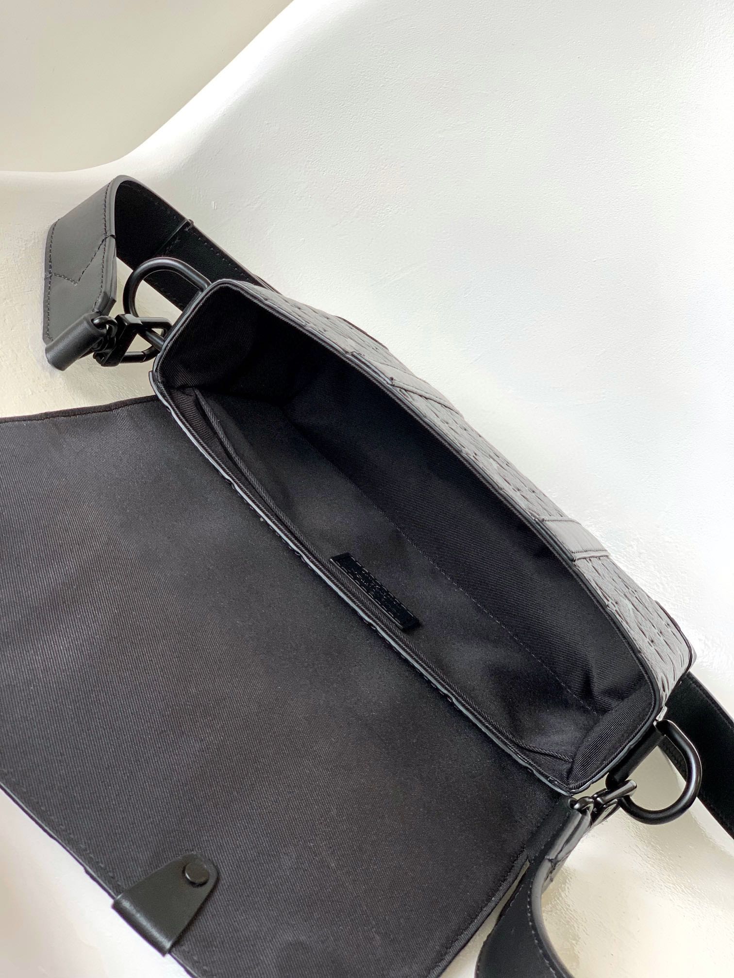 [TOP] Louis Vuitton LV Trunk Monogram Taurillon Bag 24 x 18 x 5.5 cm - Black