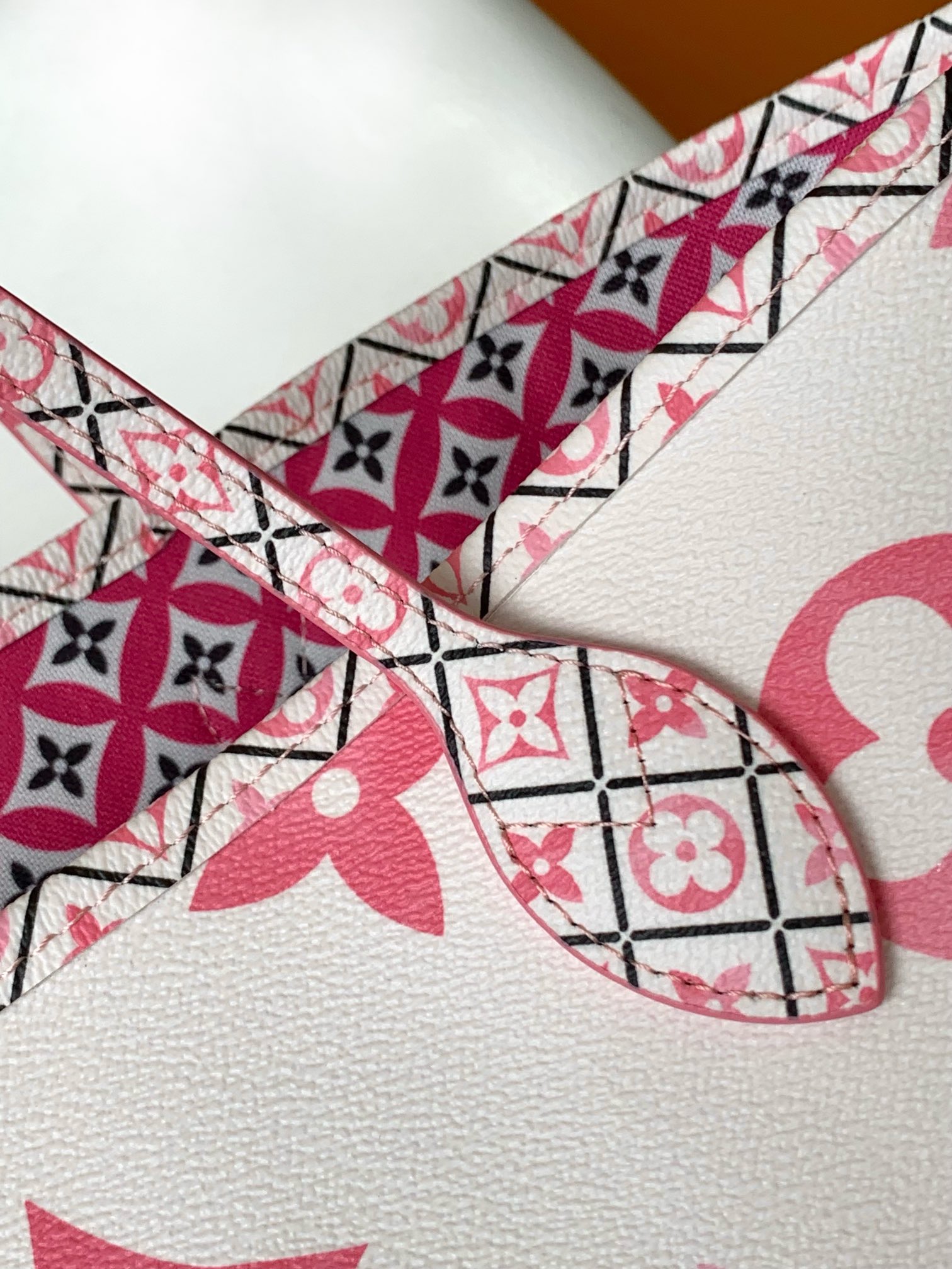 [TOP] Louis Vuitton LV Neverfull Giant Monogram Bag 31 x 28 x 14 cm - Pink