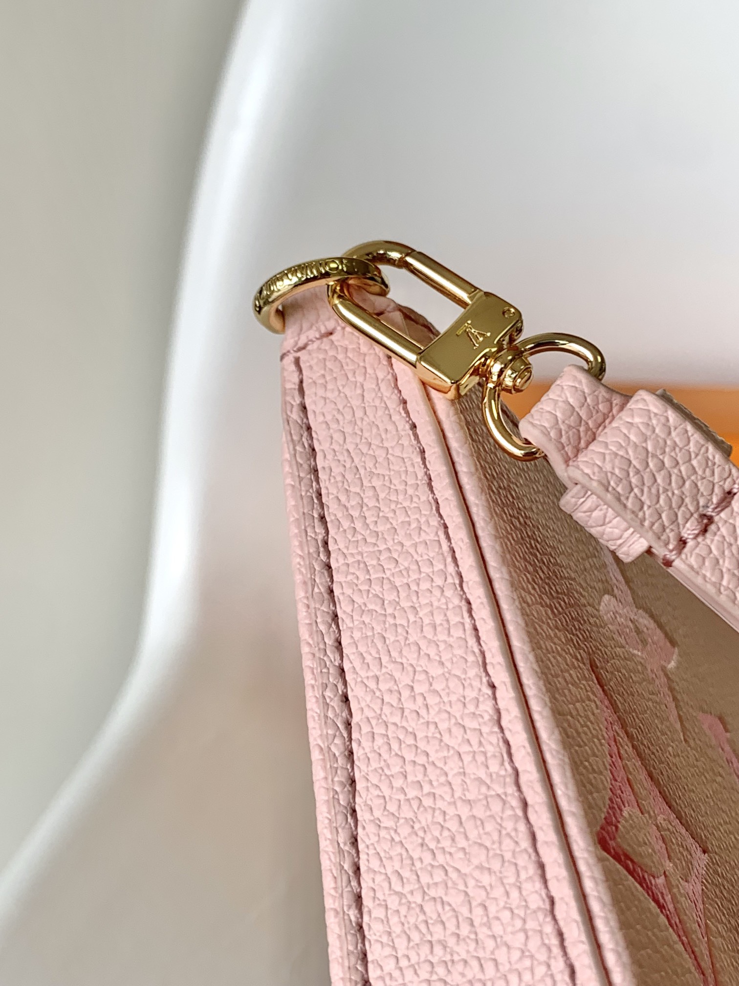 [TOP] Louis Vuitton LV  Gradient Easy Pouch Monogram Empreint Bag 19.0 x 11.5 x 3.0 cm- Pink
