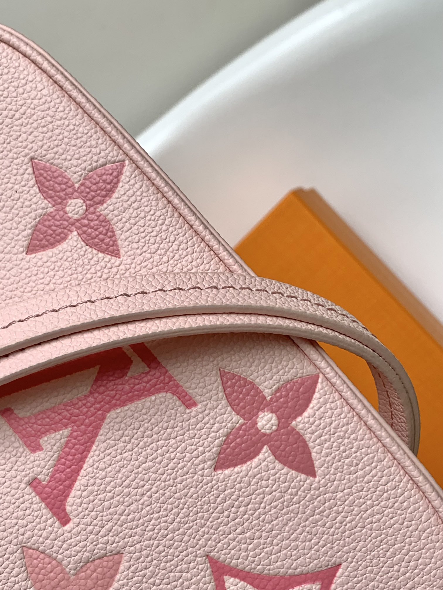 [TOP] Louis Vuitton LV  Gradient Easy Pouch Monogram Empreint Bag 19.0 x 11.5 x 3.0 cm- Pink