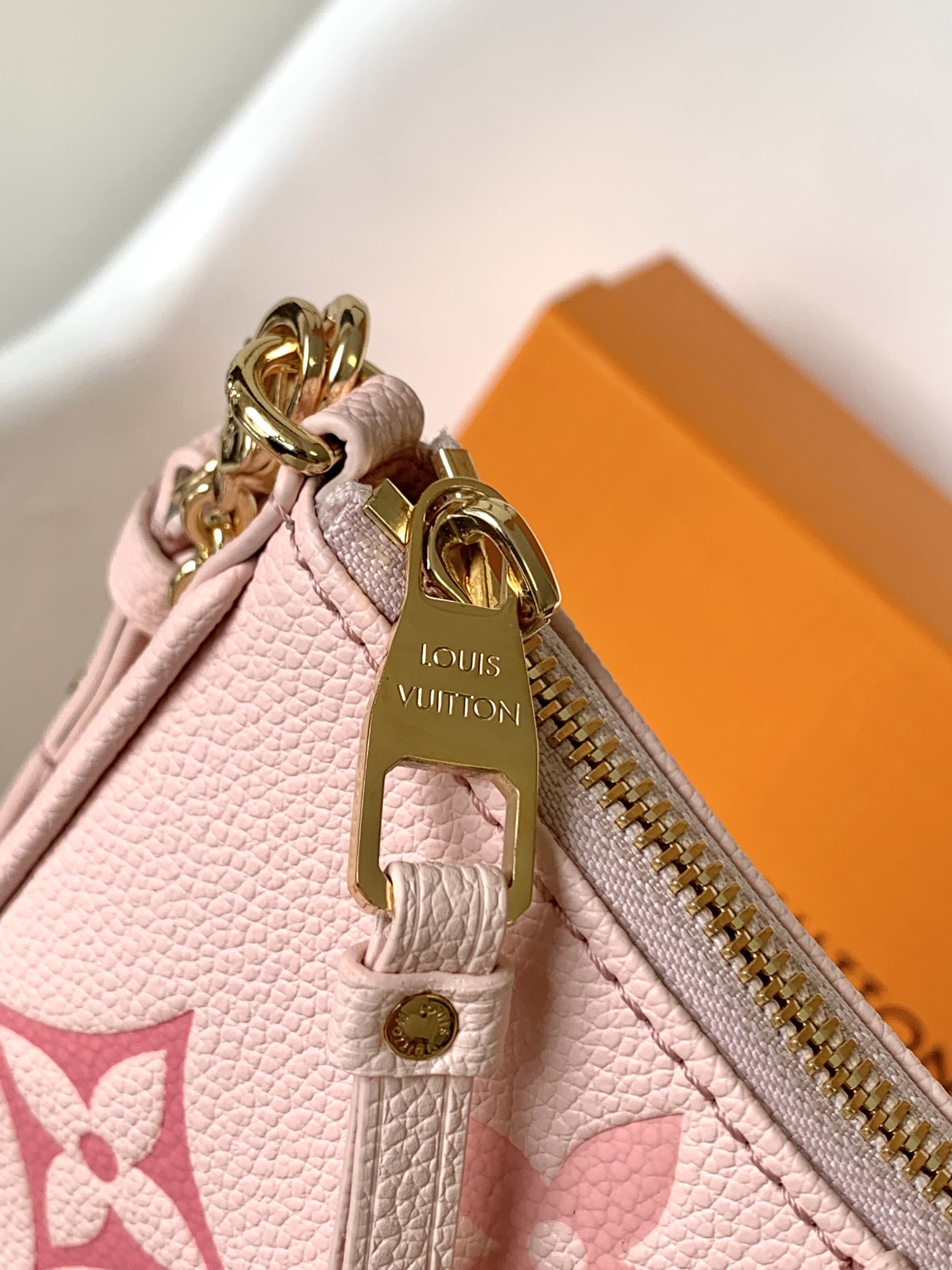 [TOP] Louis Vuitton LV  Gradient Easy Pouch Monogram Empreint Bag 19.0 x 11.5 x 3.0 cm- Pink