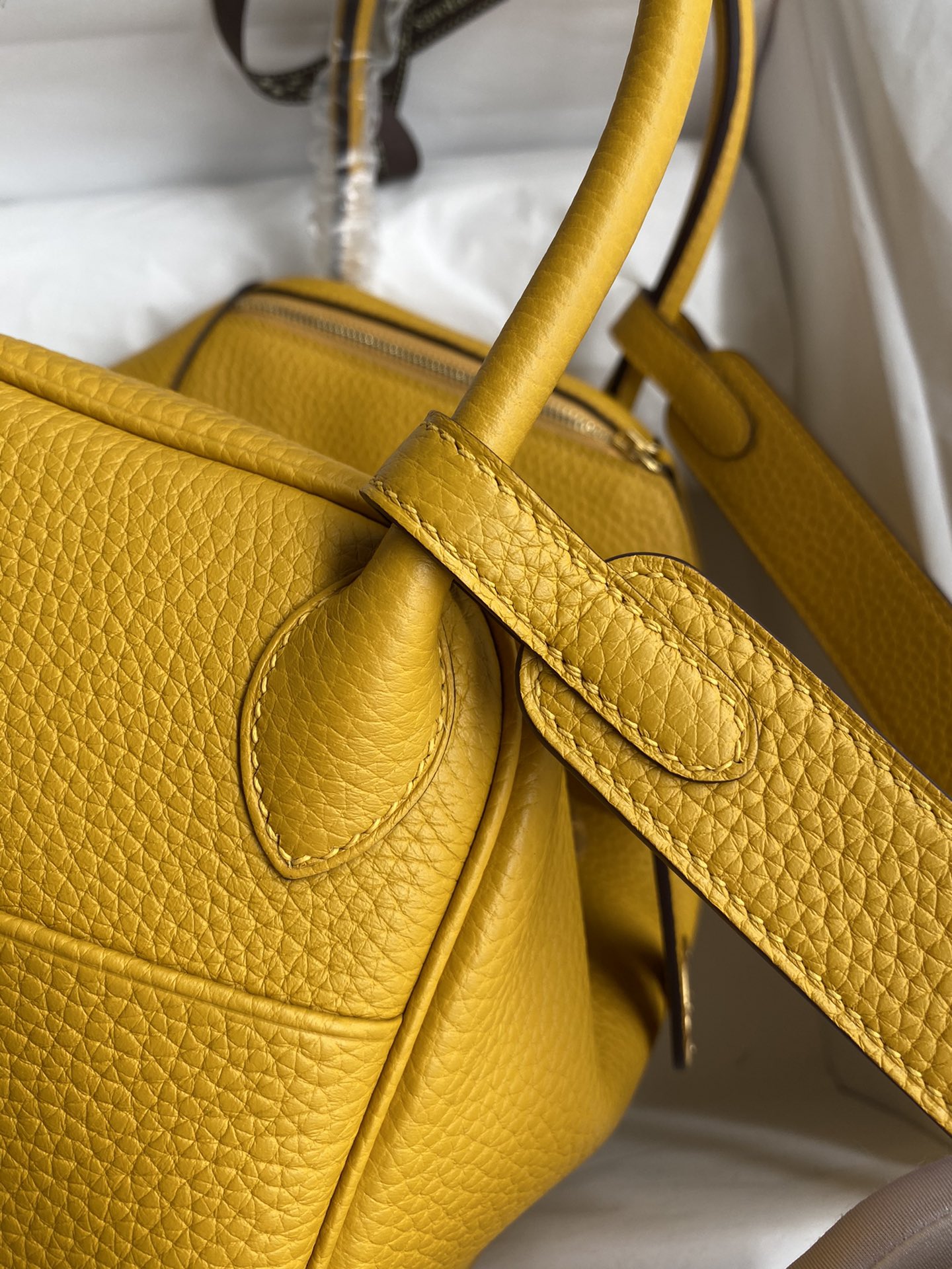 [TOP] HERMES Lindy Taurillon Clemence Leather 26cm - Yellow