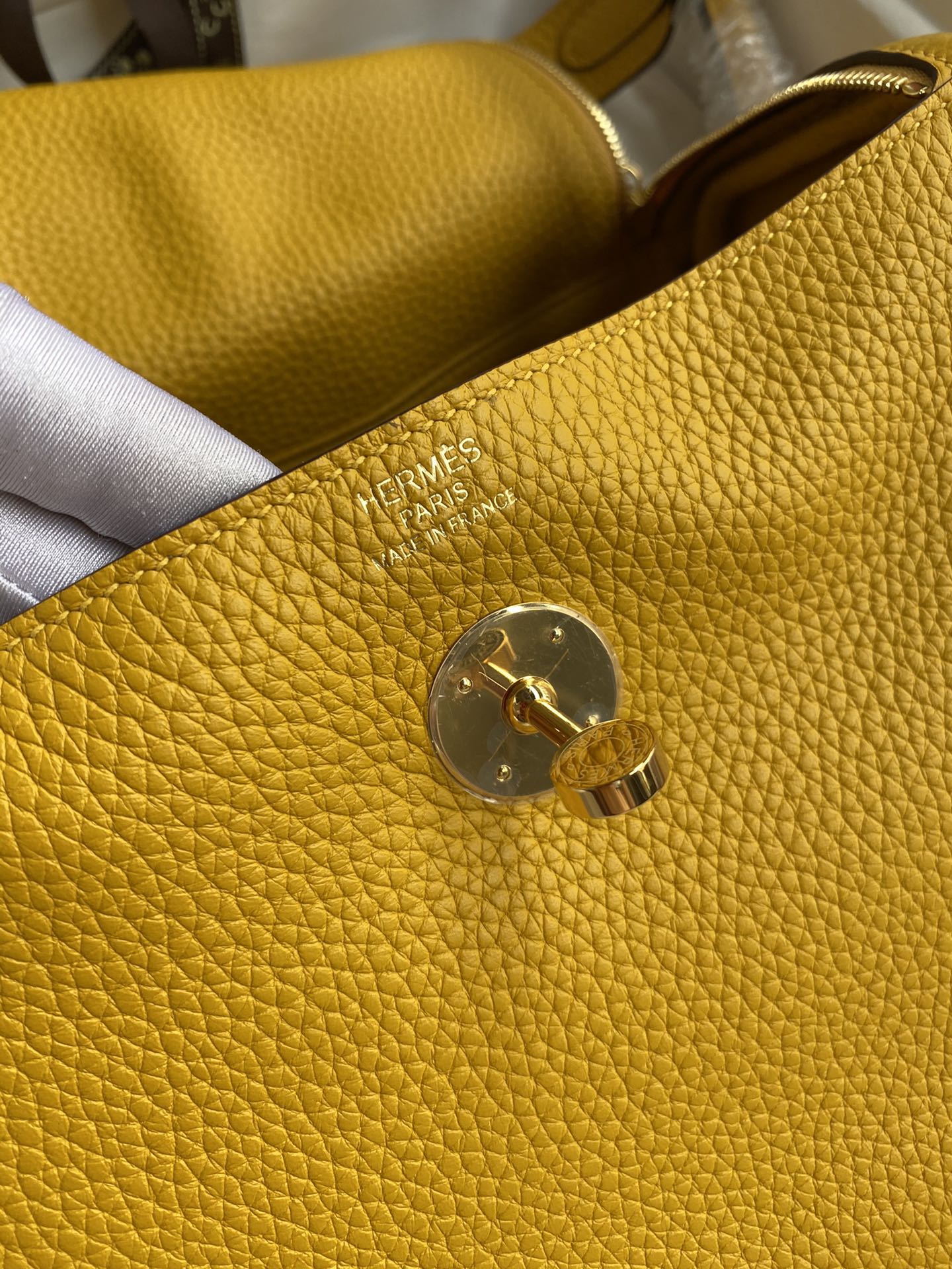 [TOP] HERMES Lindy Taurillon Clemence Leather 26cm - Yellow