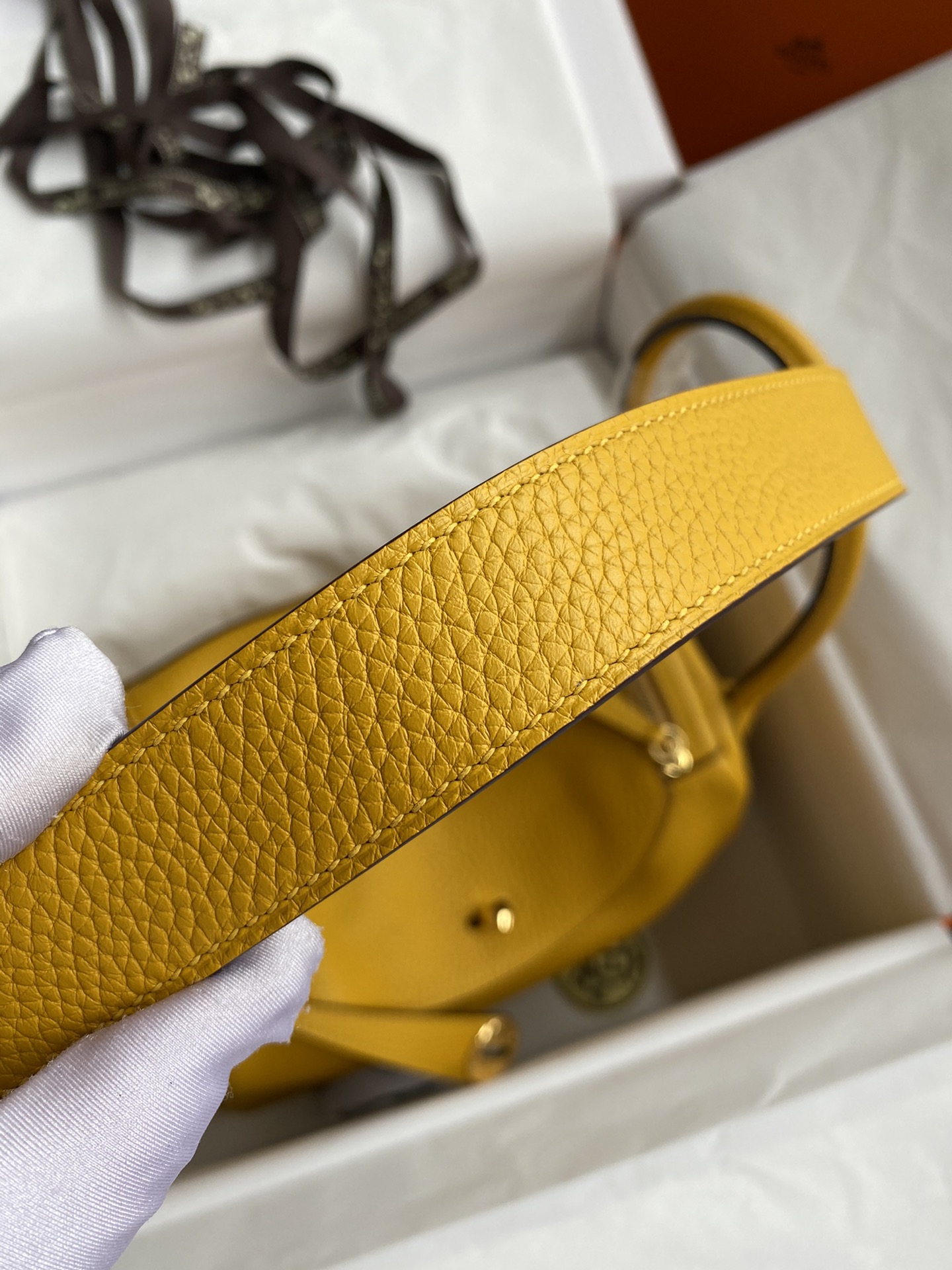 [TOP] HERMES Lindy Taurillon Clemence Leather 26cm - Yellow