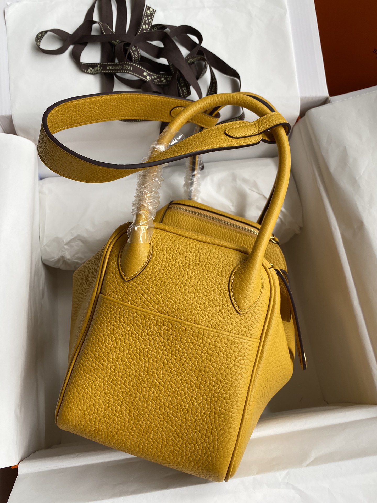 [TOP] HERMES Lindy Taurillon Clemence Leather 26cm - Yellow