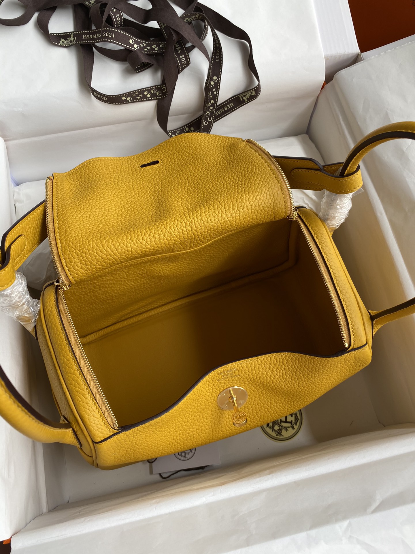 [TOP] HERMES Lindy Taurillon Clemence Leather 26cm - Yellow