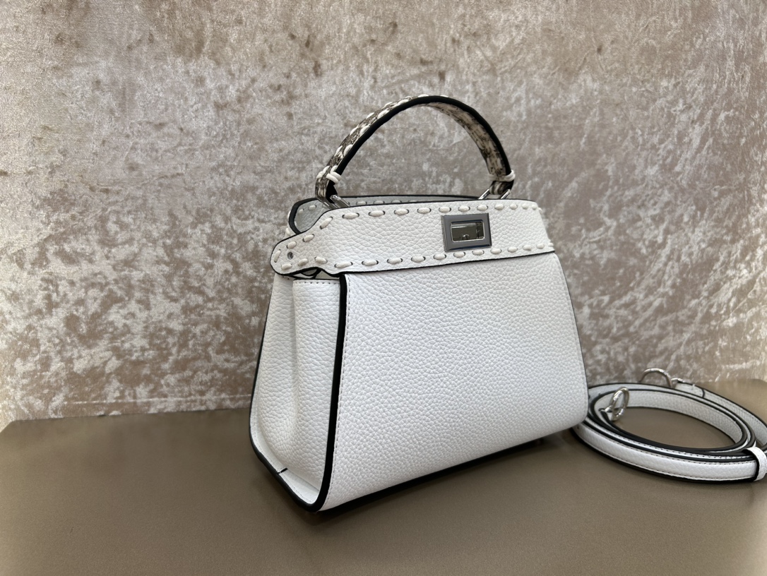 [TOP] FENDI Peekaboo ISeeU Handbag Lychee Pattern - White