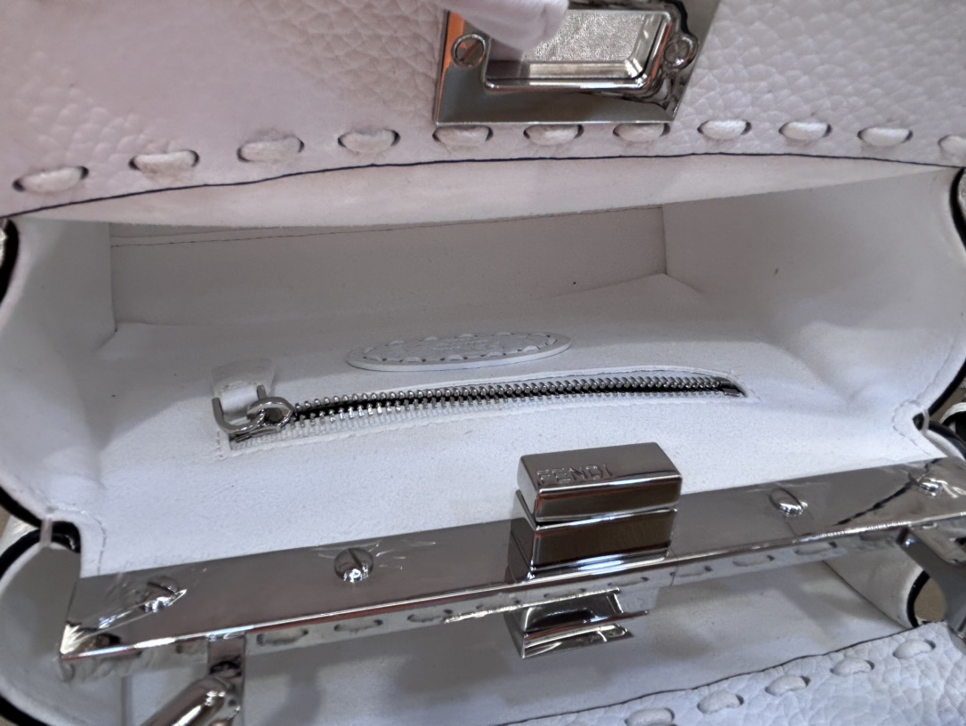 [TOP] FENDI Peekaboo ISeeU Handbag Lychee Pattern - White