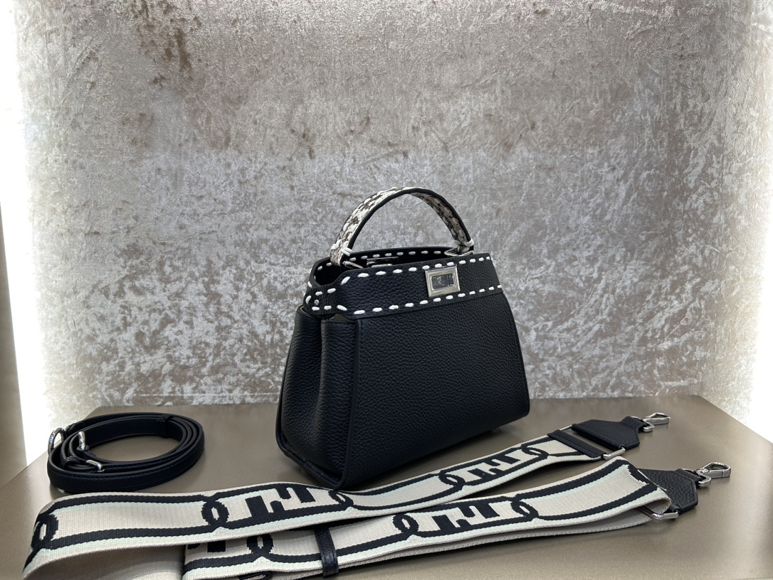 [TOP] FENDI Peekaboo ISeeU Handbag Lychee Pattern - Black