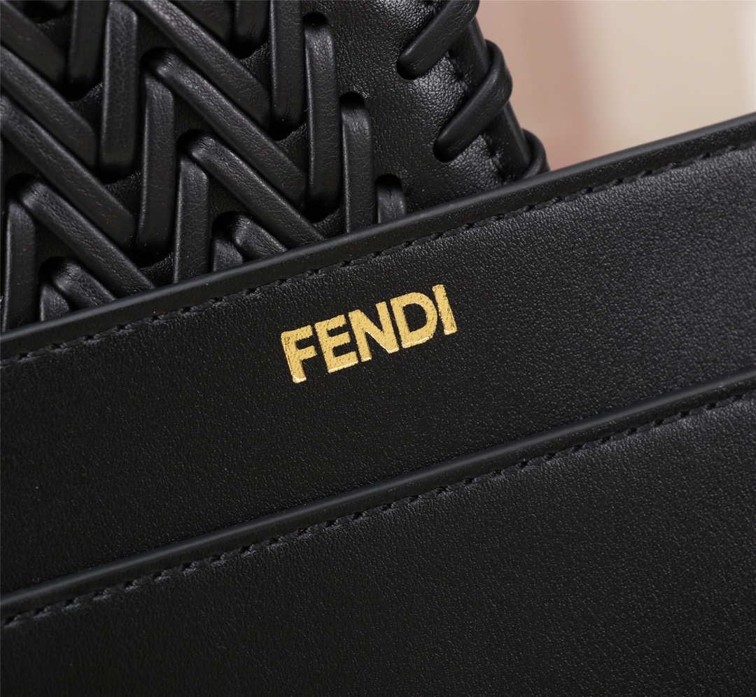 [TOP] FENDI Peekaboo ISeeU Handbag - Black