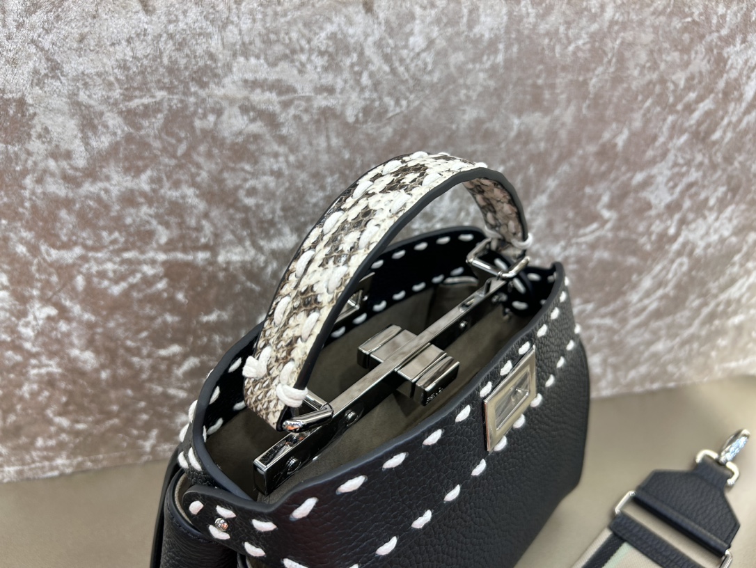 [TOP] FENDI Peekaboo ISeeU Handbag Lychee Pattern - Black