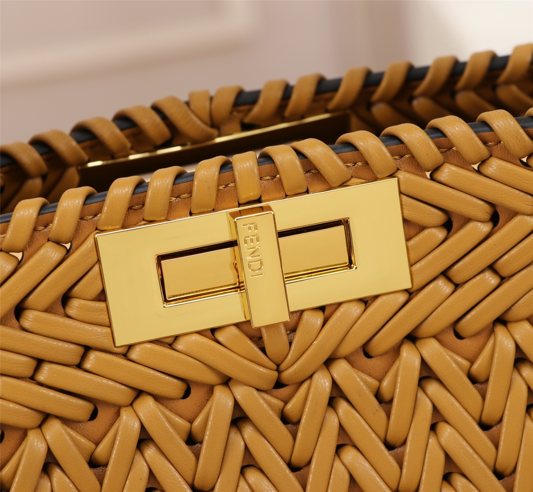 [TOP] FENDI Peekaboo ISeeU Handbag - Brown