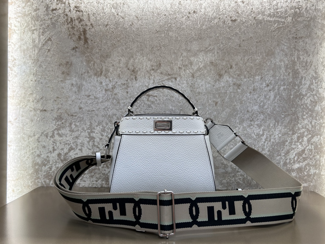 [TOP] FENDI Peekaboo ISeeU Handbag Lychee Pattern - White
